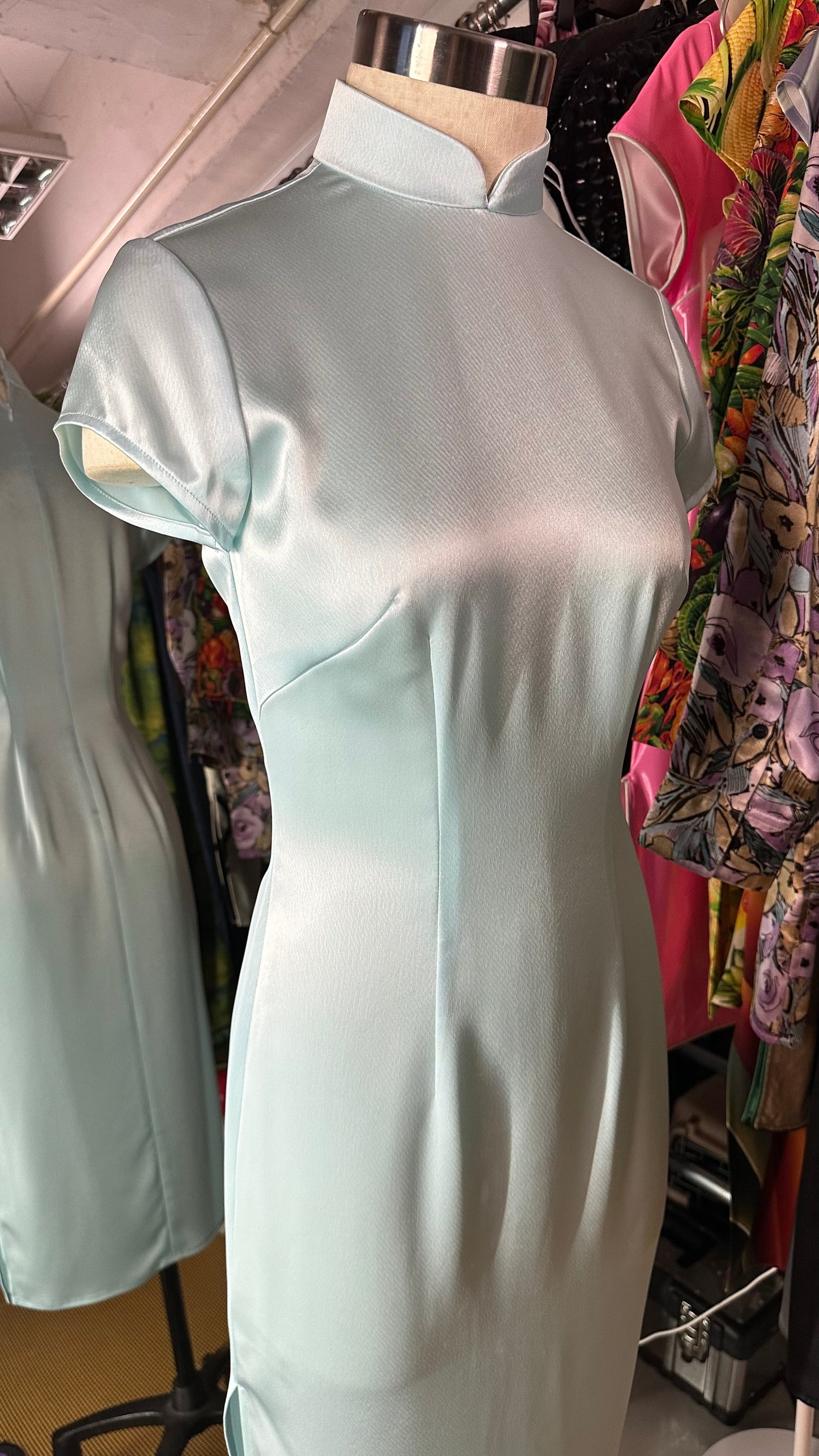🩵 Himmelblaues Satin-Cheongsam