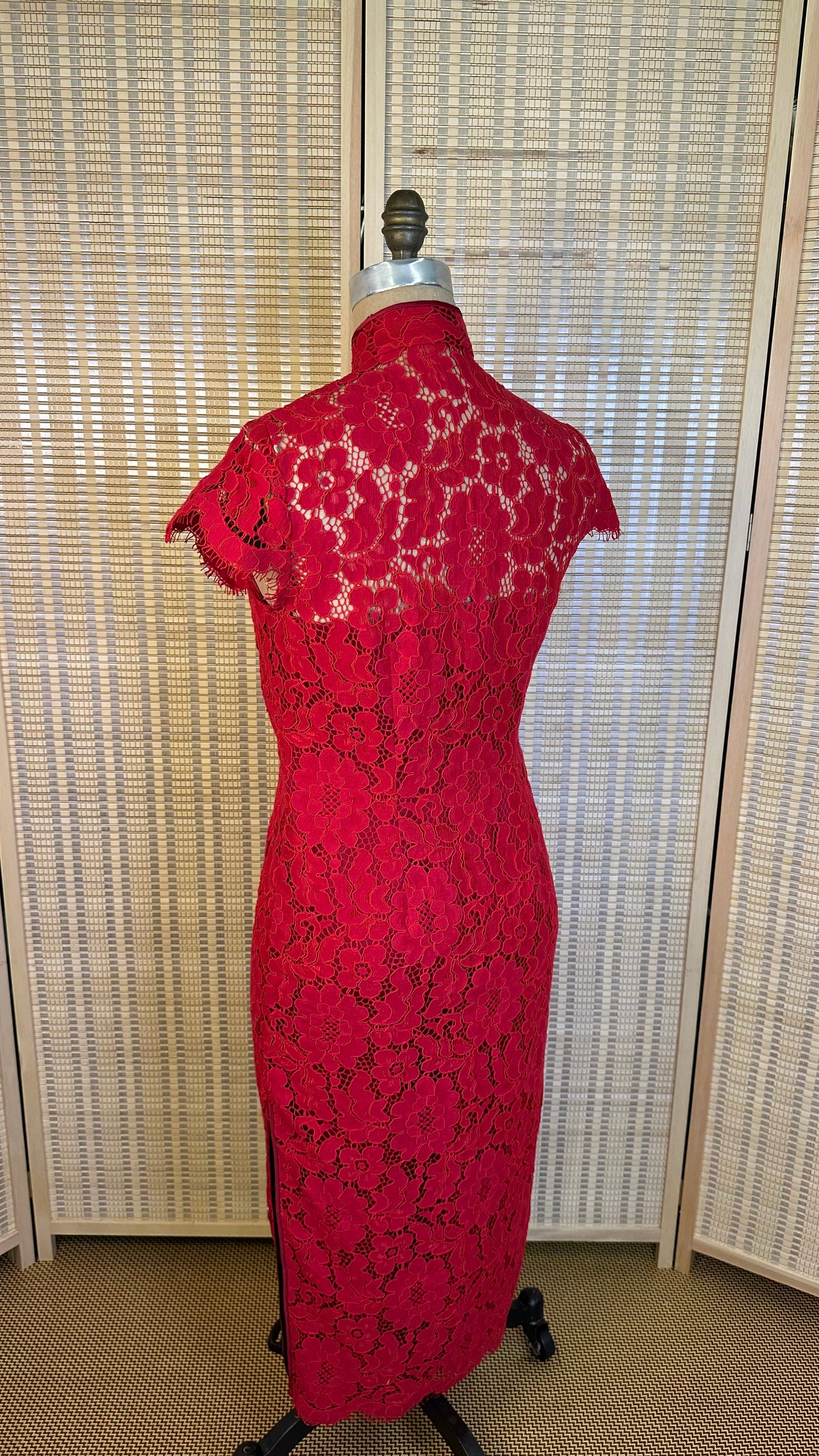 🍷 Traditional Floating-lining Weavy-hem Lace Cheongsam with Single-Bindings