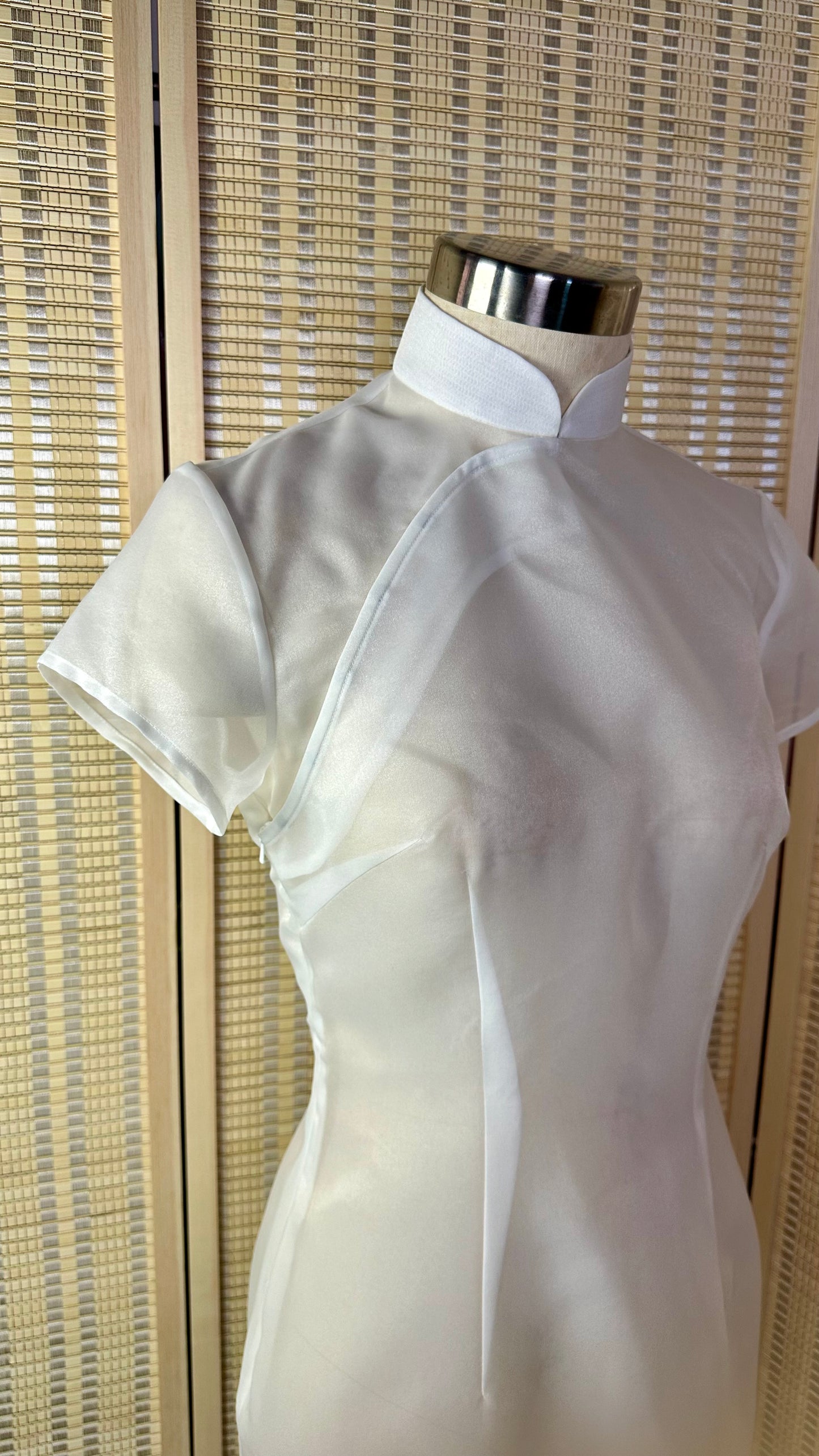 🤍 Schimmerndes Organza-Cheongsam