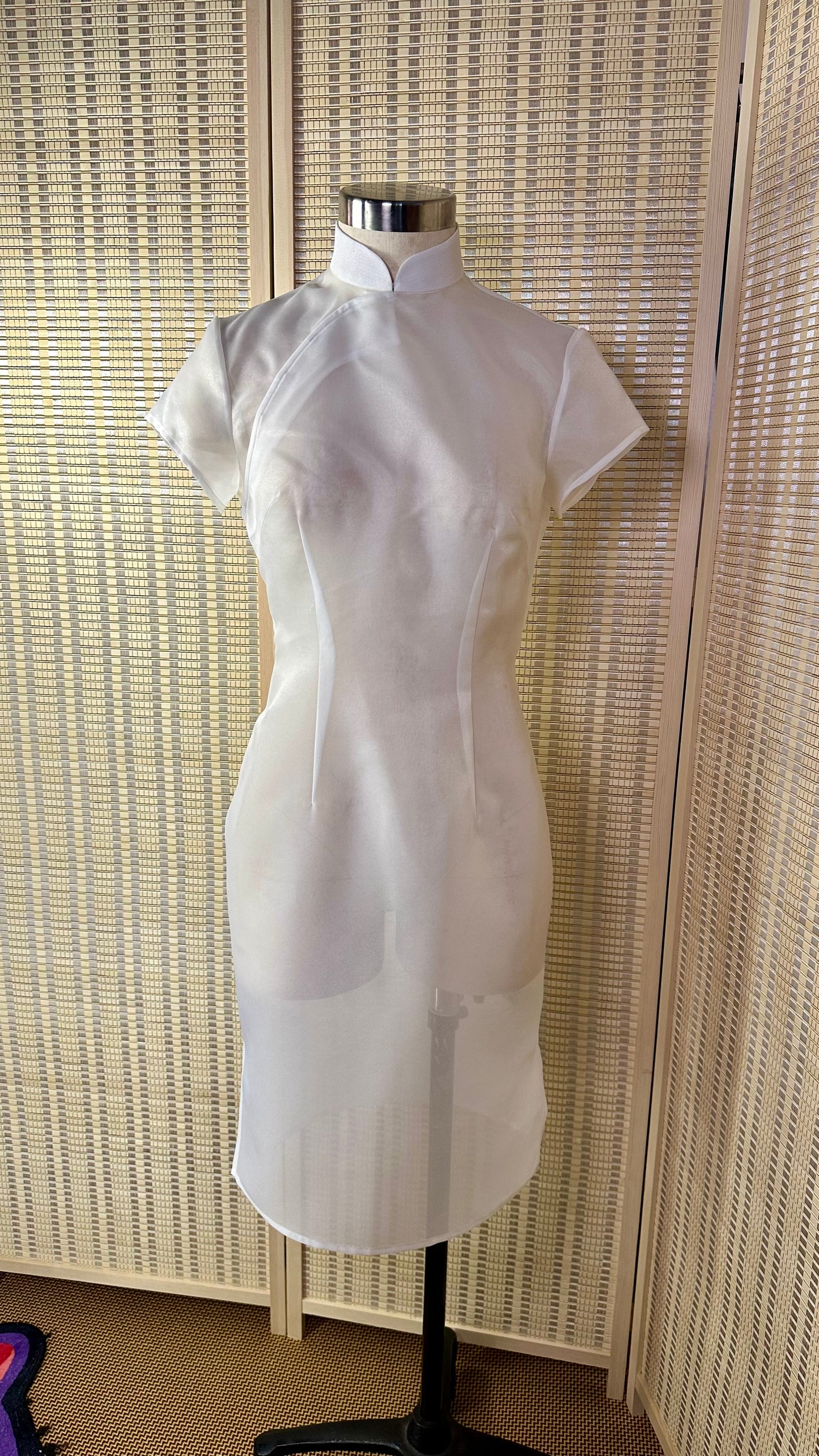 🤍 Schimmerndes Organza-Cheongsam