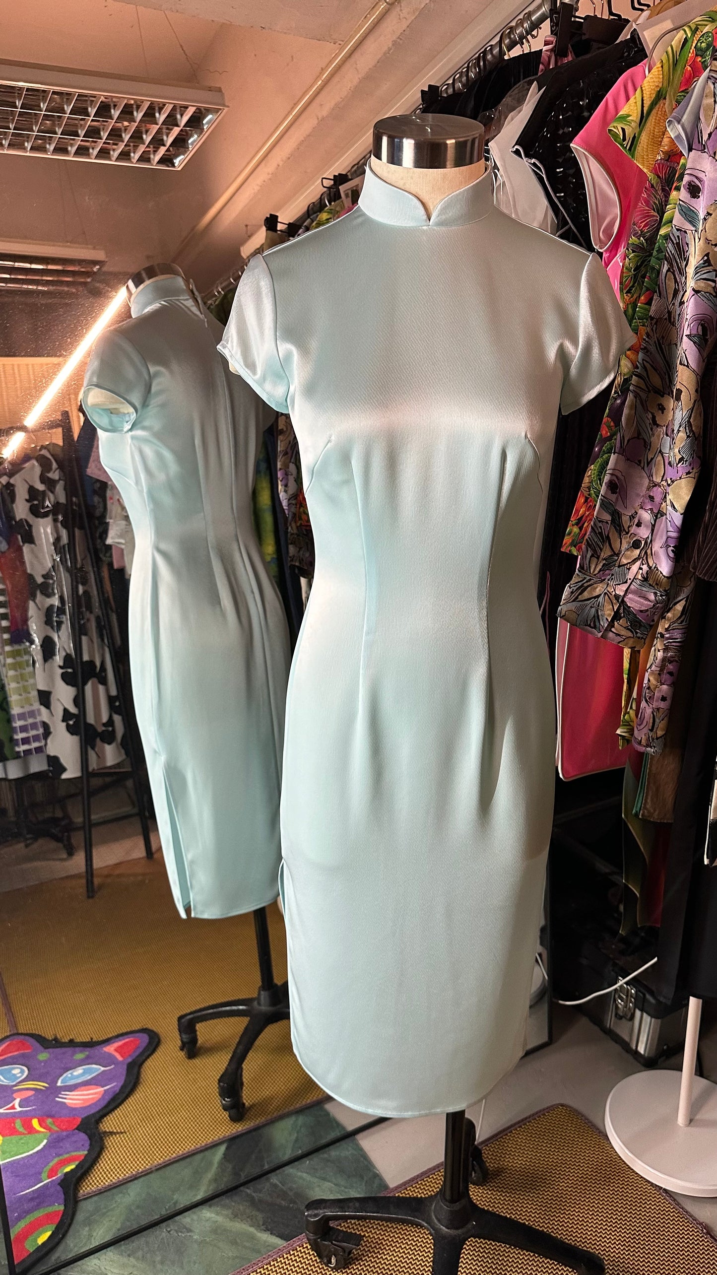 🩵 Himmelblaues Satin-Cheongsam