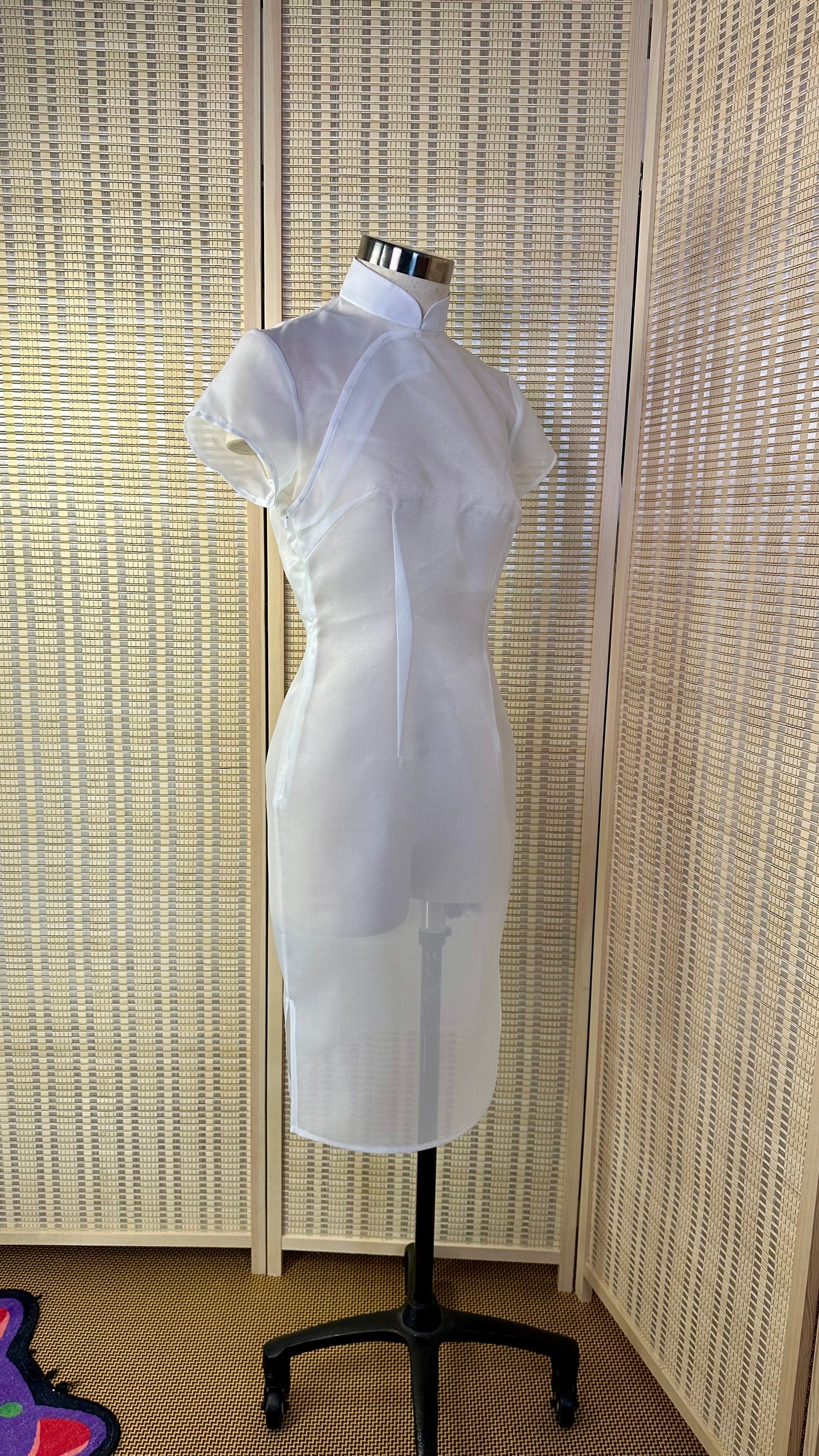 🤍 Schimmerndes Organza-Cheongsam