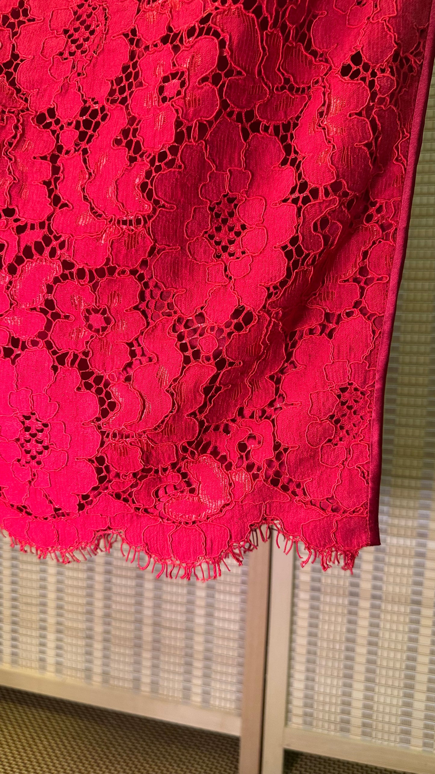 🍷 Traditional Floating-lining Weavy-hem Lace Cheongsam with Single-Bindings