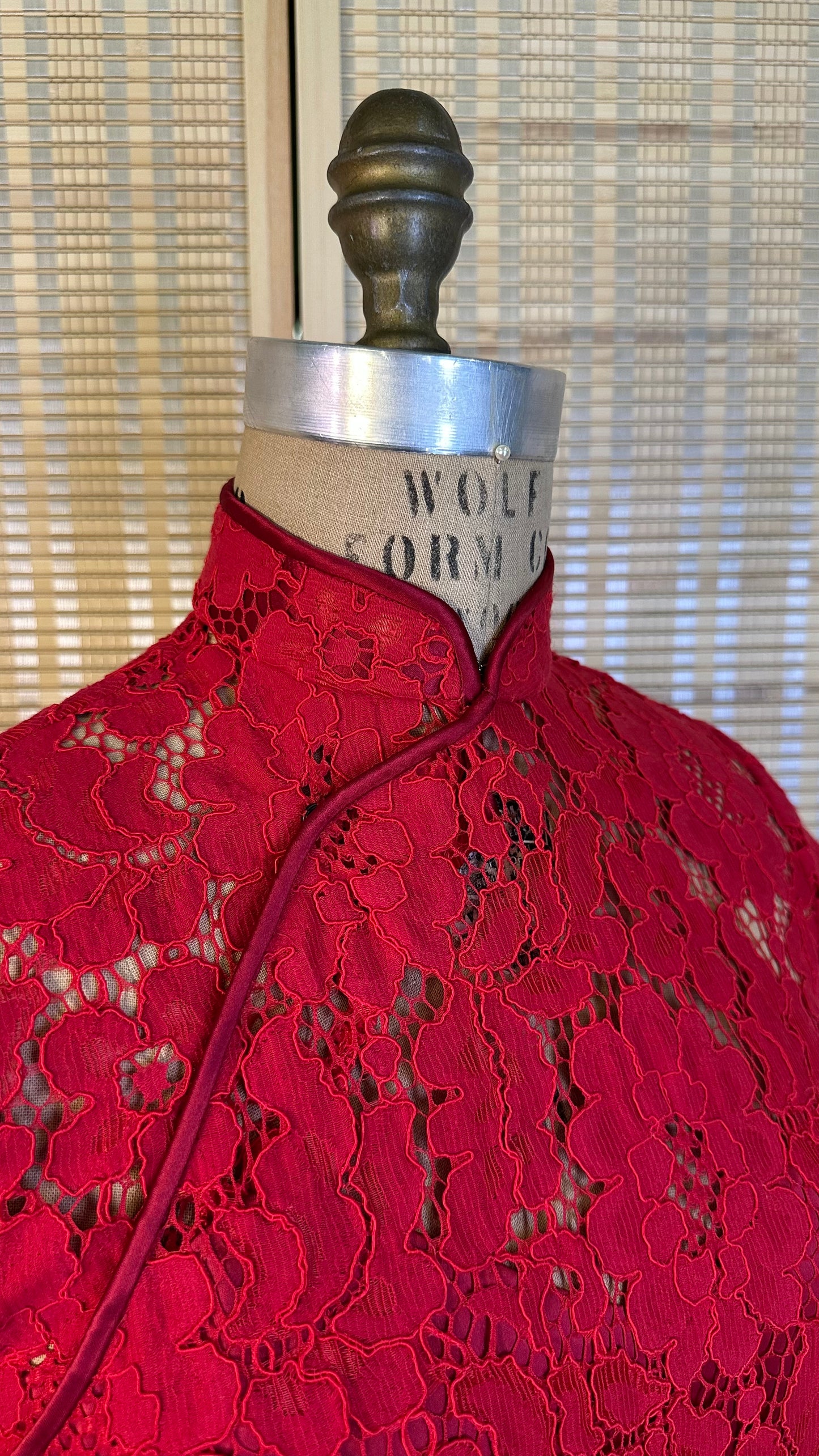 🍷 Traditional Floating-lining Weavy-hem Lace Cheongsam with Single-Bindings