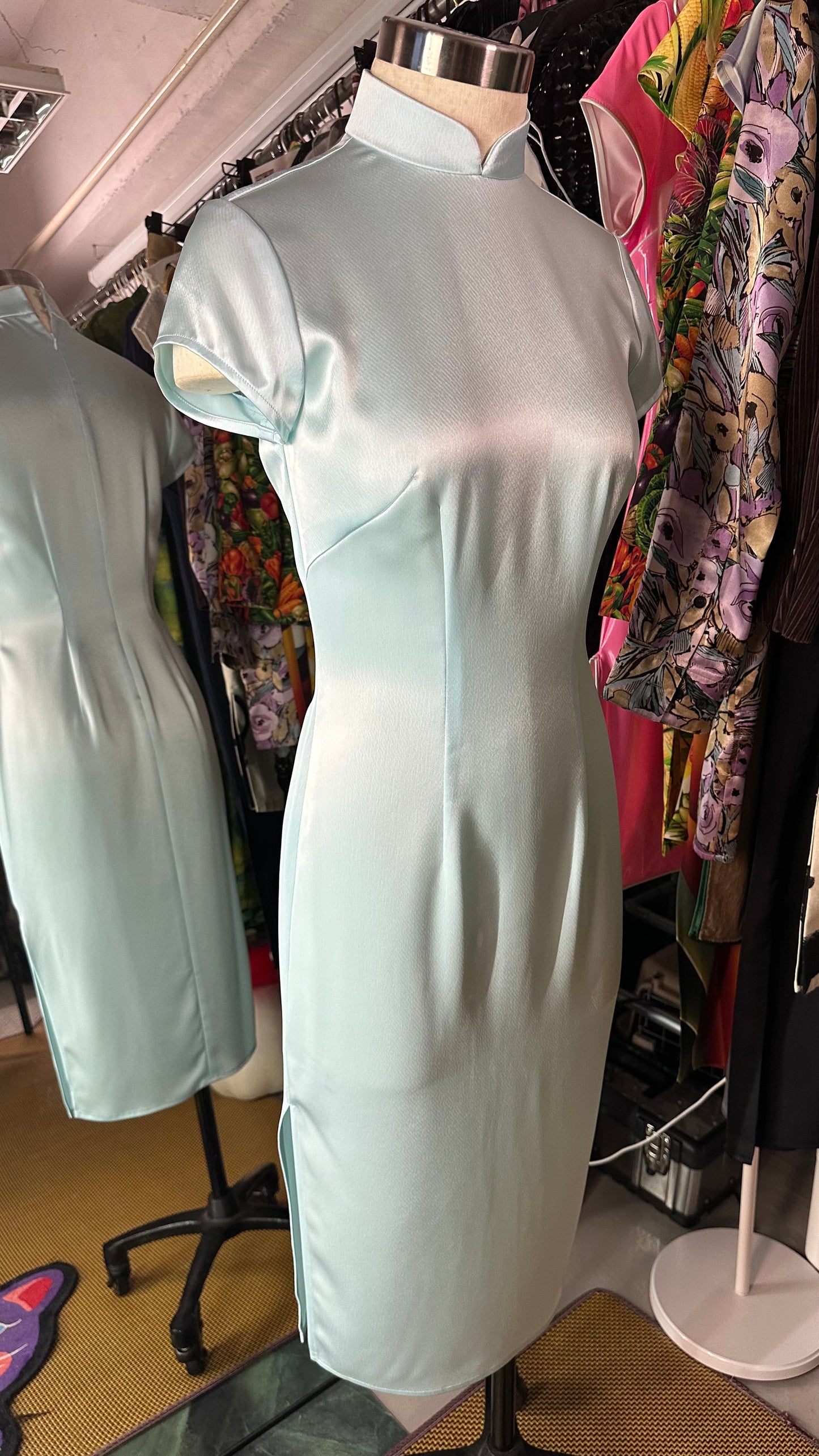 🩵 Himmelblaues Satin-Cheongsam