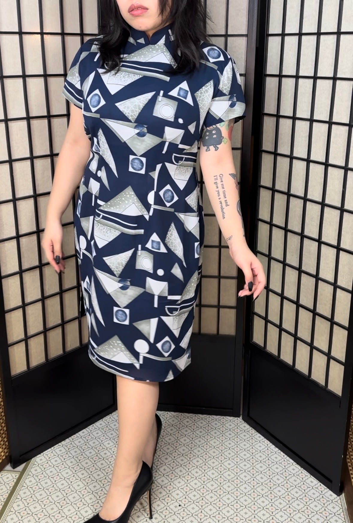 🟦 Blaues geometrisches Chiffon-Cheongsam