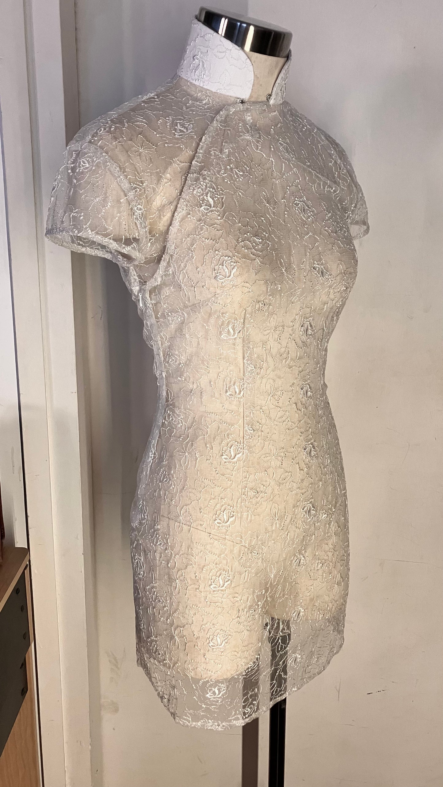🤍 Transparentes Cheongsam aus weißer Spitze
