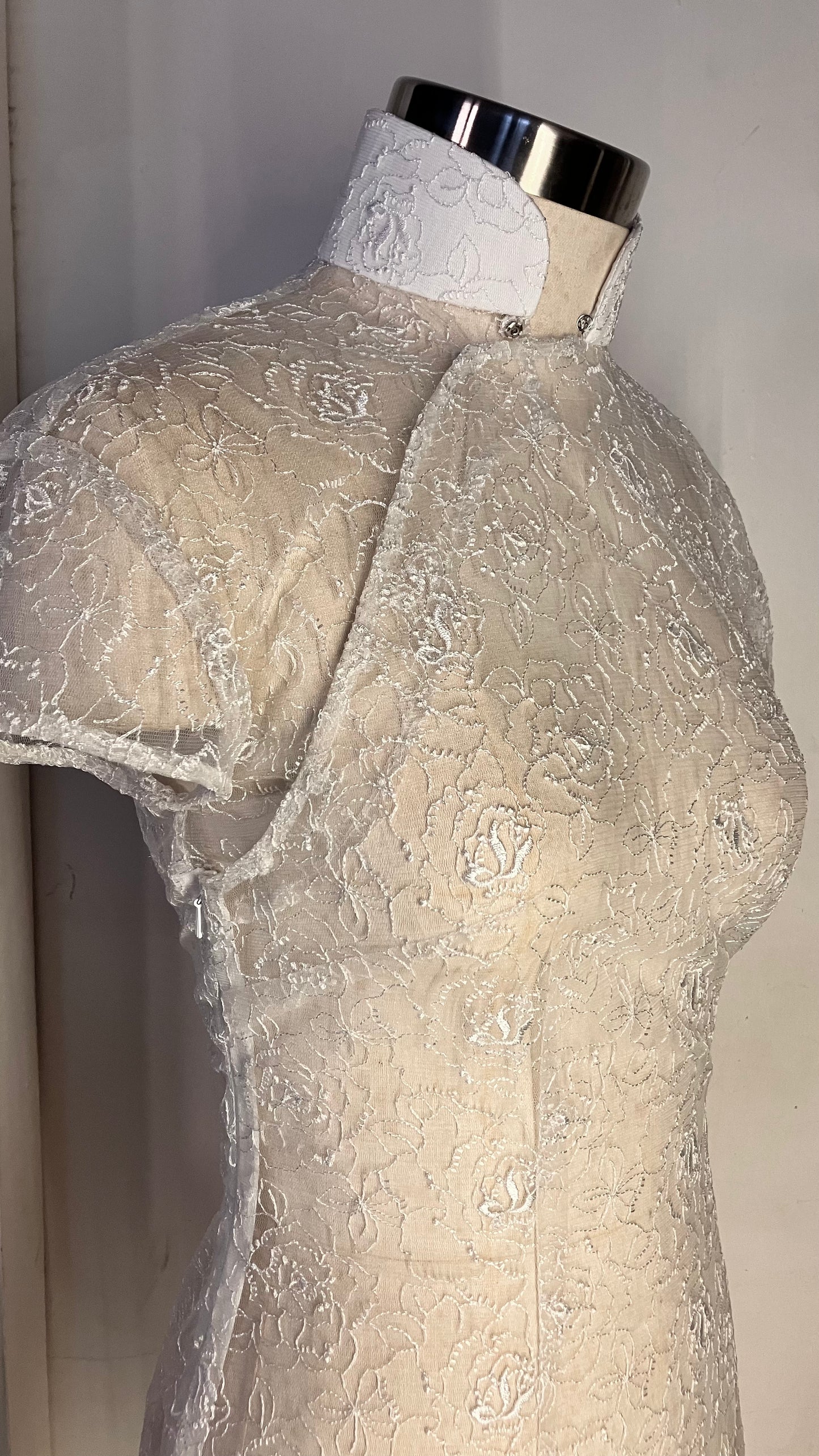 🤍 Transparentes Cheongsam aus weißer Spitze