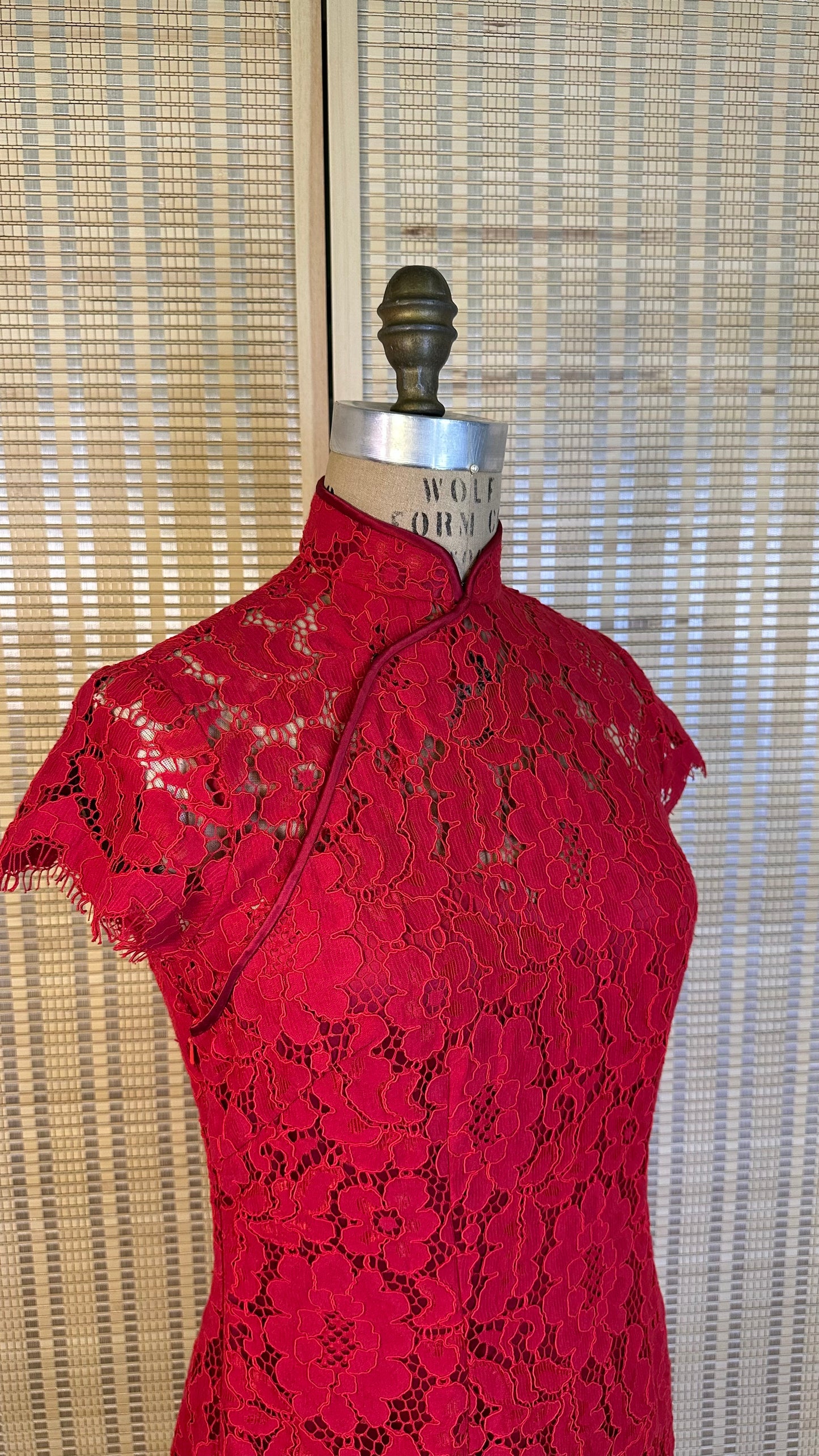 🍷 Traditional Floating-lining Weavy-hem Lace Cheongsam with Single-Bindings
