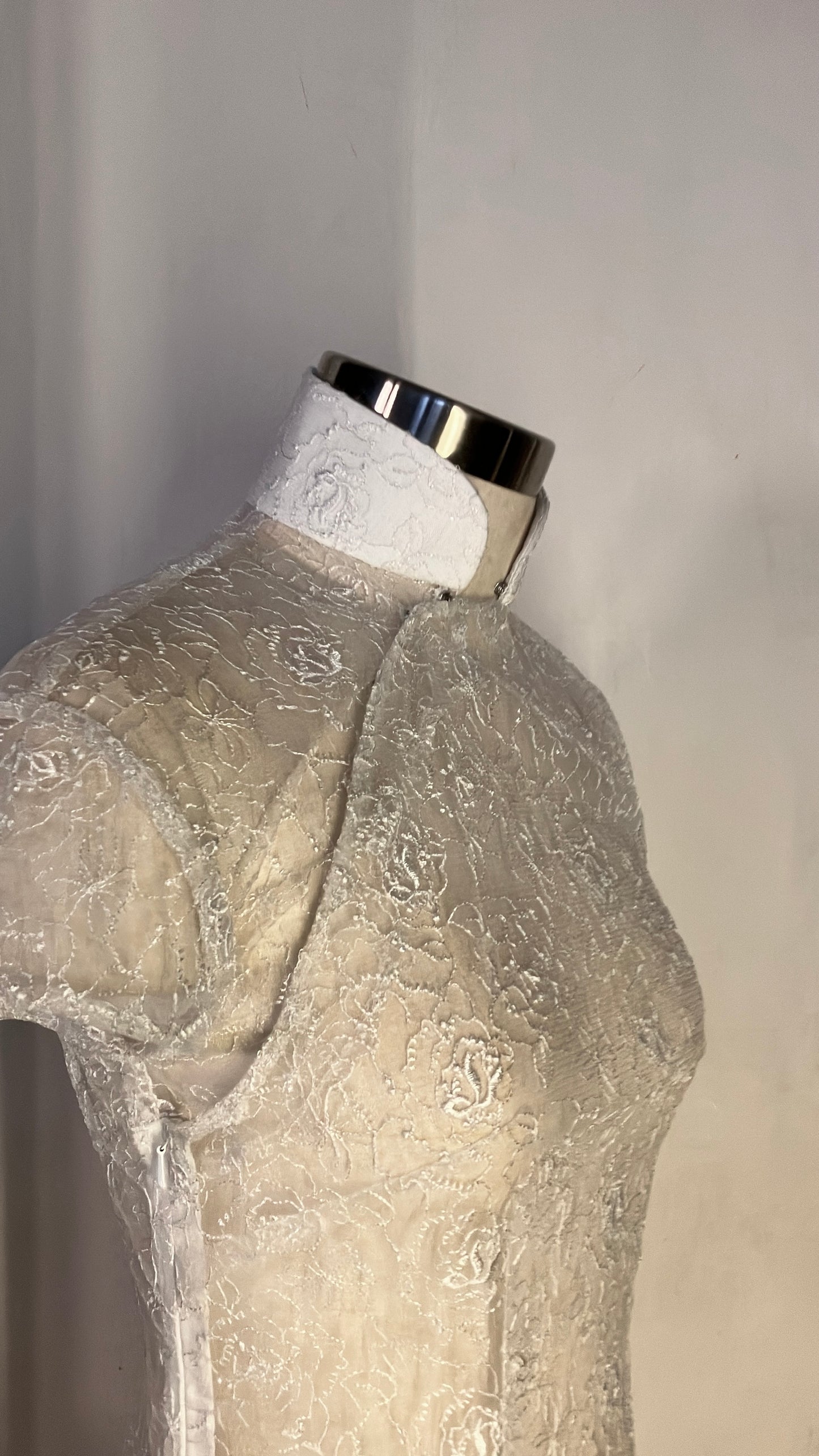 🤍 Transparentes Cheongsam aus weißer Spitze