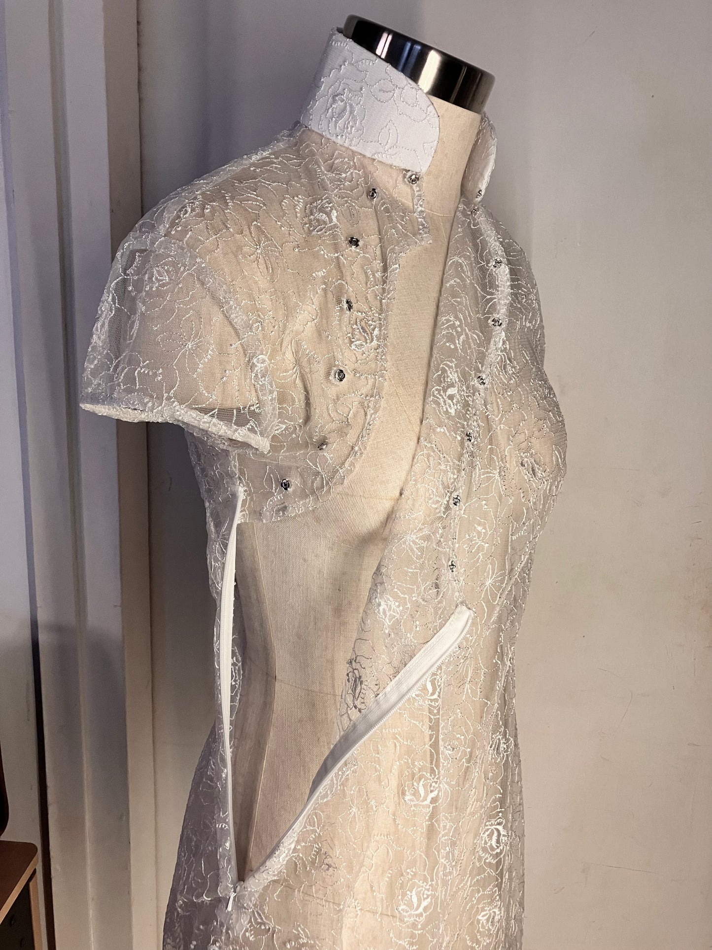 🤍 Transparentes Cheongsam aus weißer Spitze