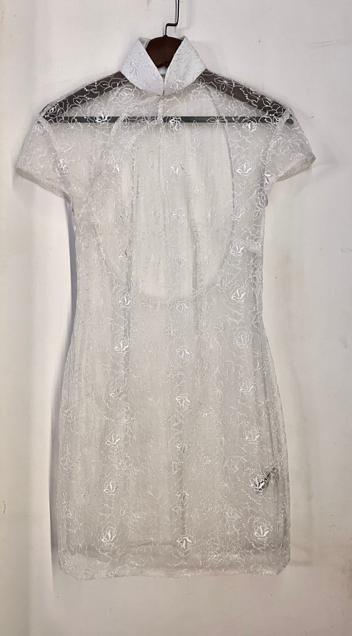 🤍 Transparentes Cheongsam aus weißer Spitze