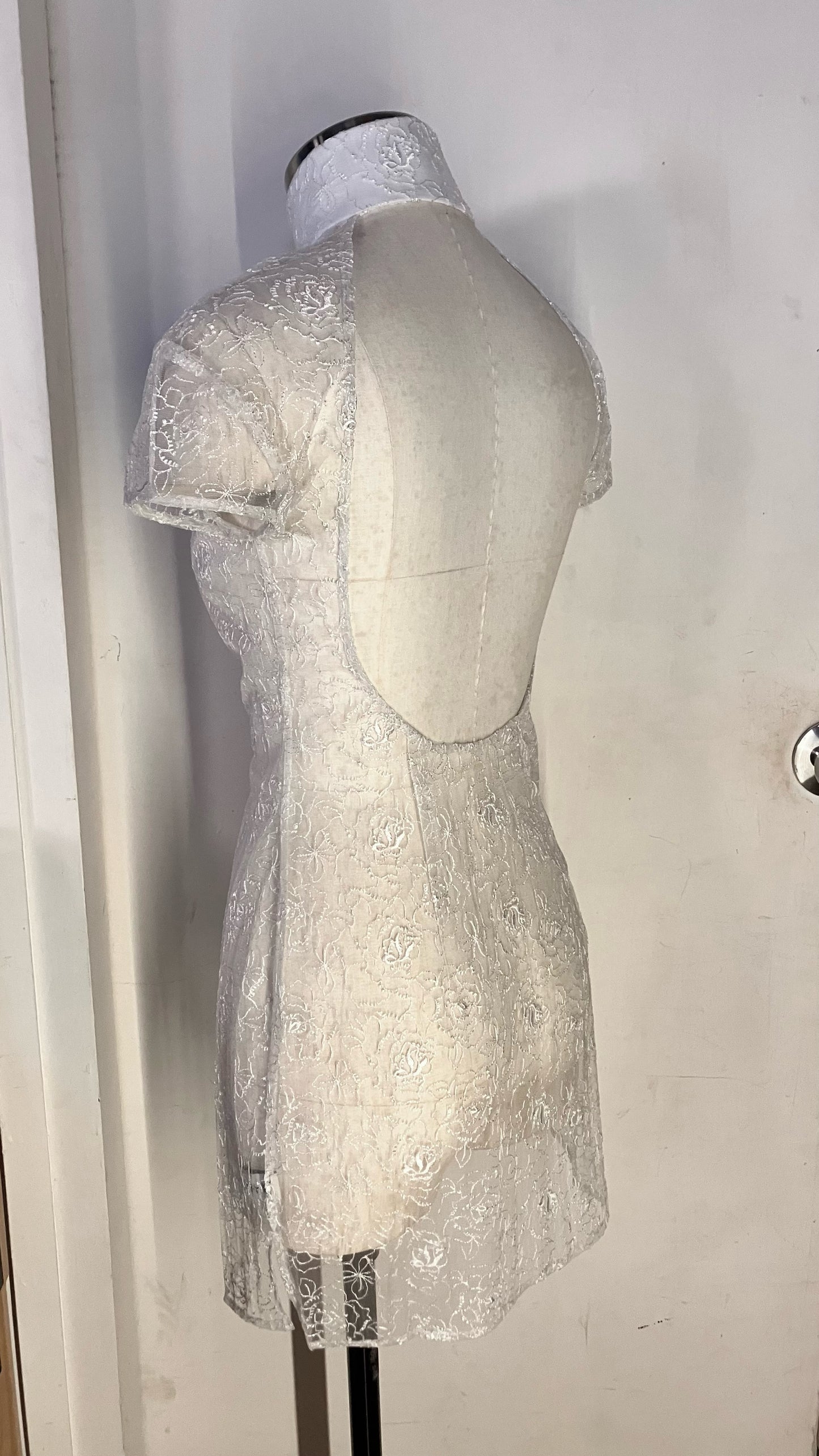 🤍 Transparentes Cheongsam aus weißer Spitze