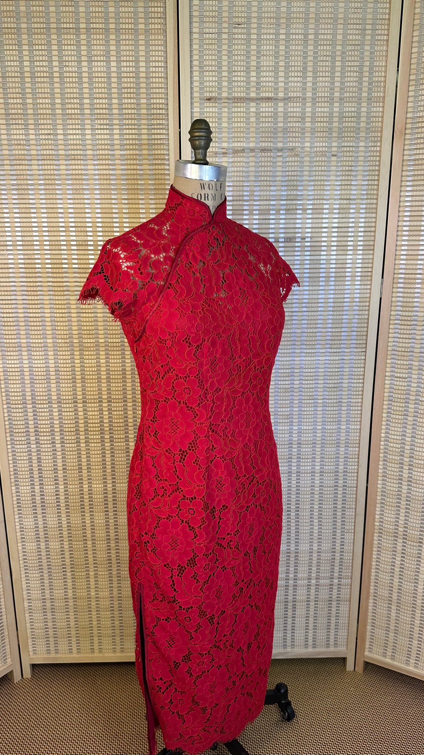 🍷 Traditional Floating-lining Weavy-hem Lace Cheongsam with Single-Bindings