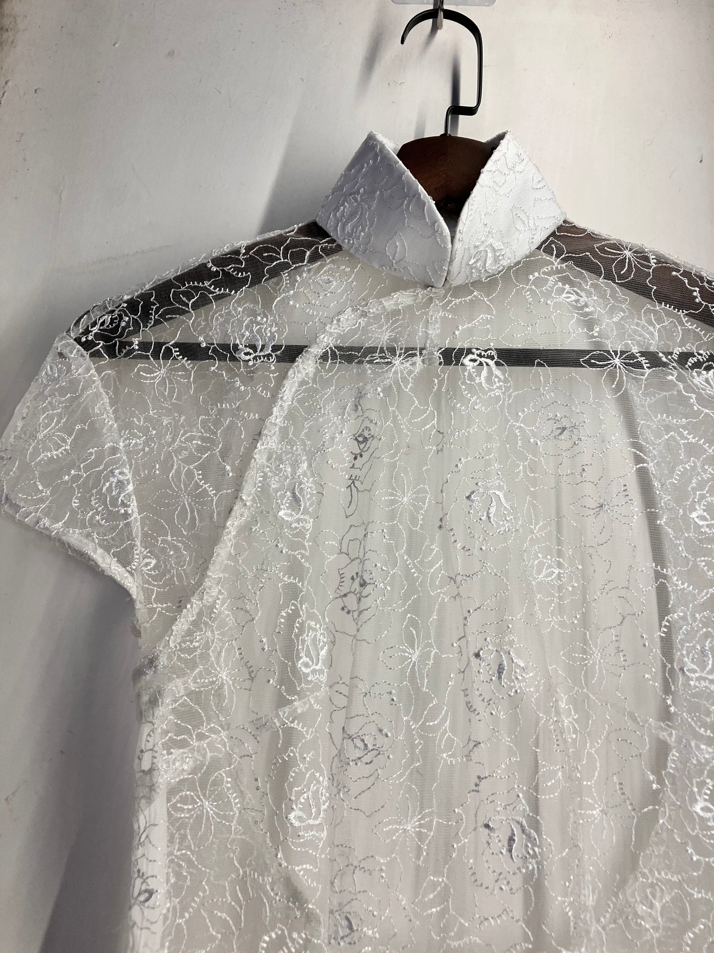 🤍 Transparentes Cheongsam aus weißer Spitze