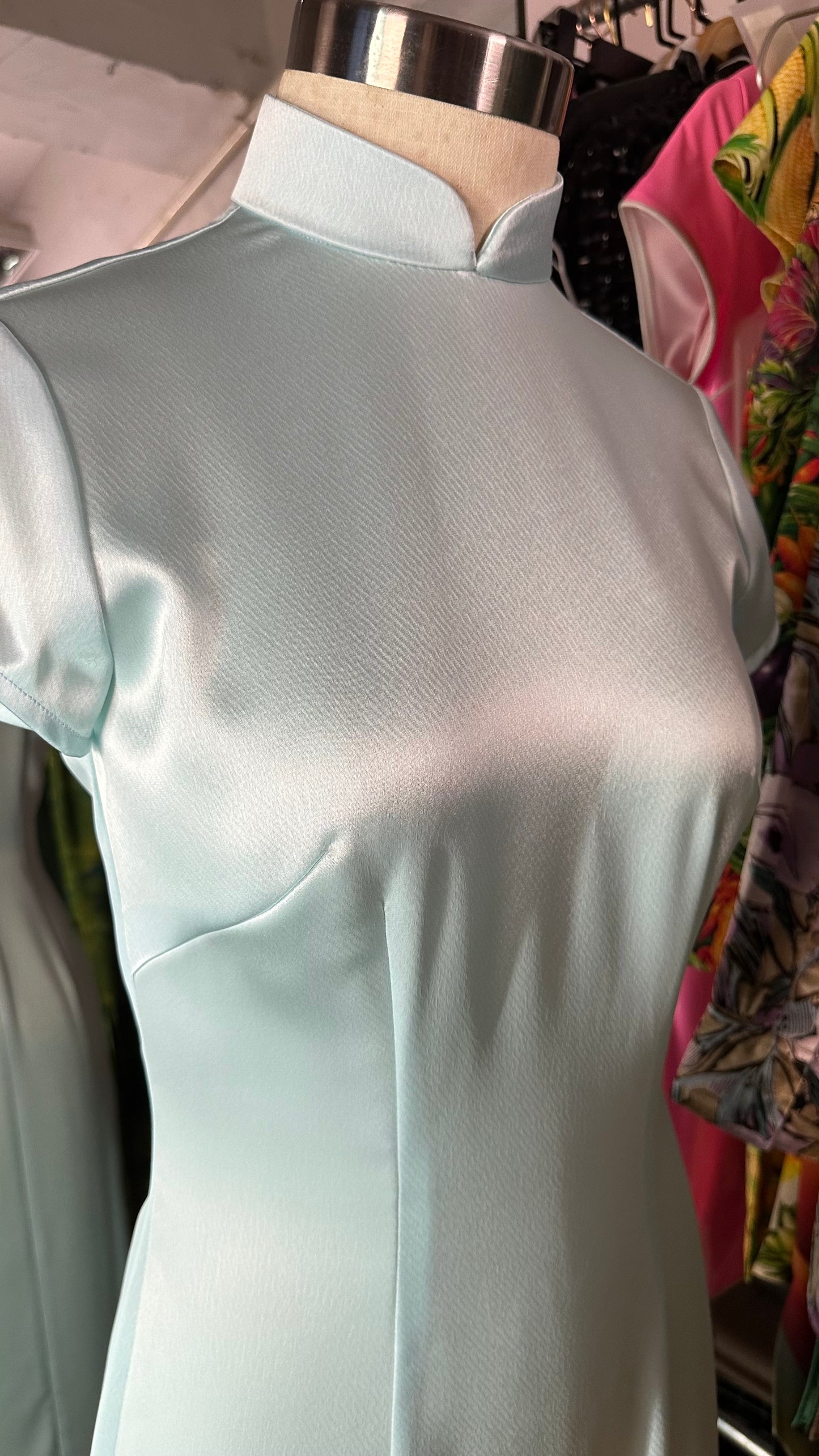 🩵 Himmelblaues Satin-Cheongsam