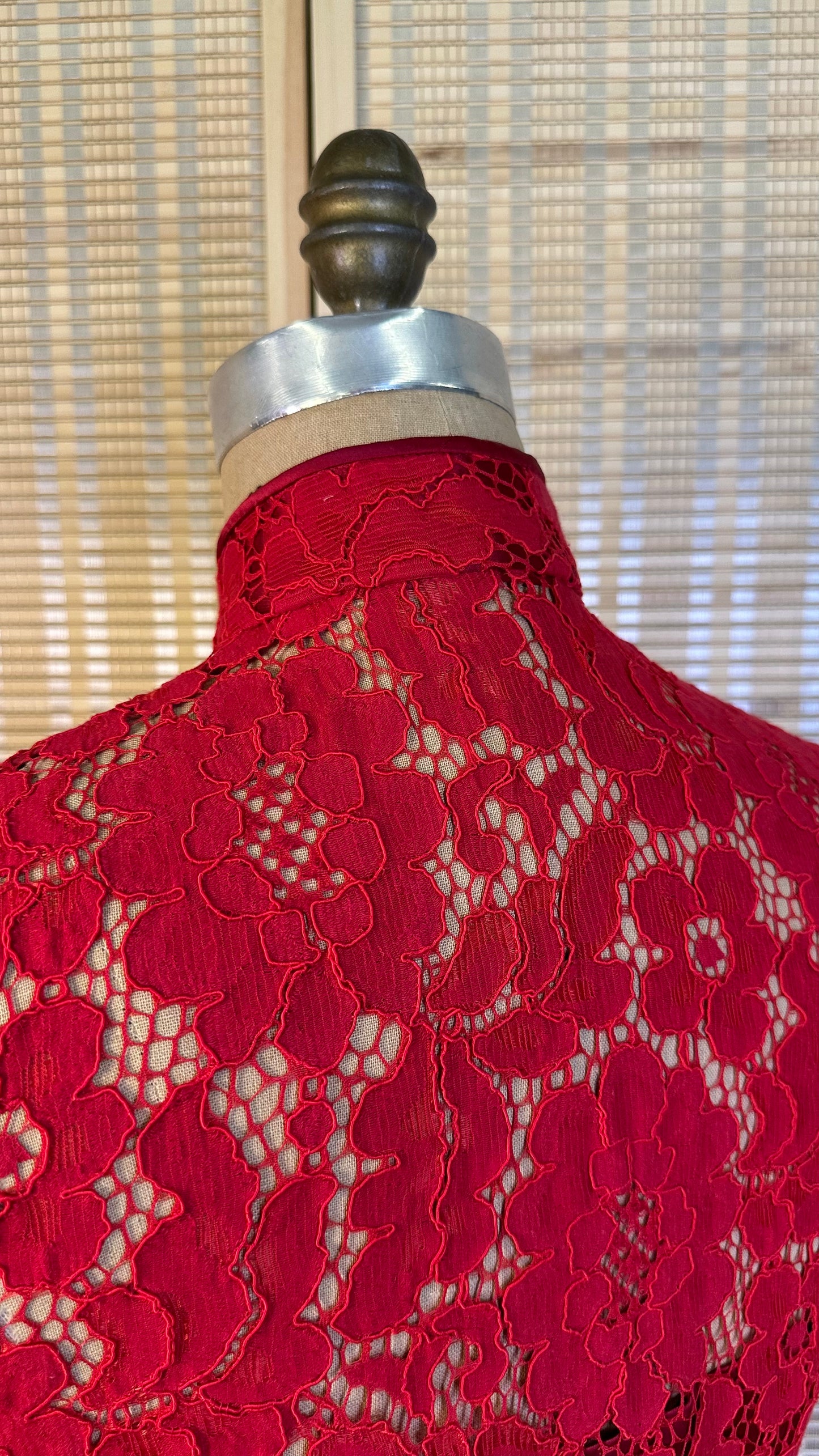 🍷 Traditional Floating-lining Weavy-hem Lace Cheongsam with Single-Bindings