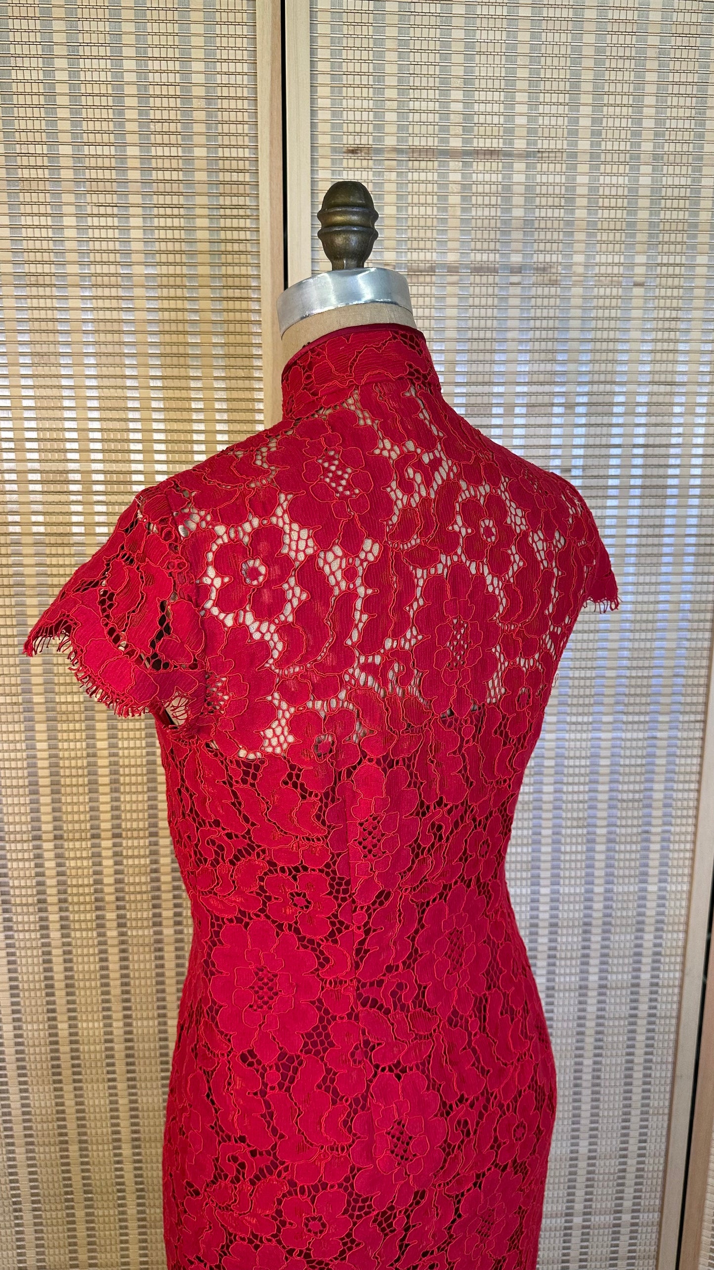 🍷 Traditional Floating-lining Weavy-hem Lace Cheongsam with Single-Bindings