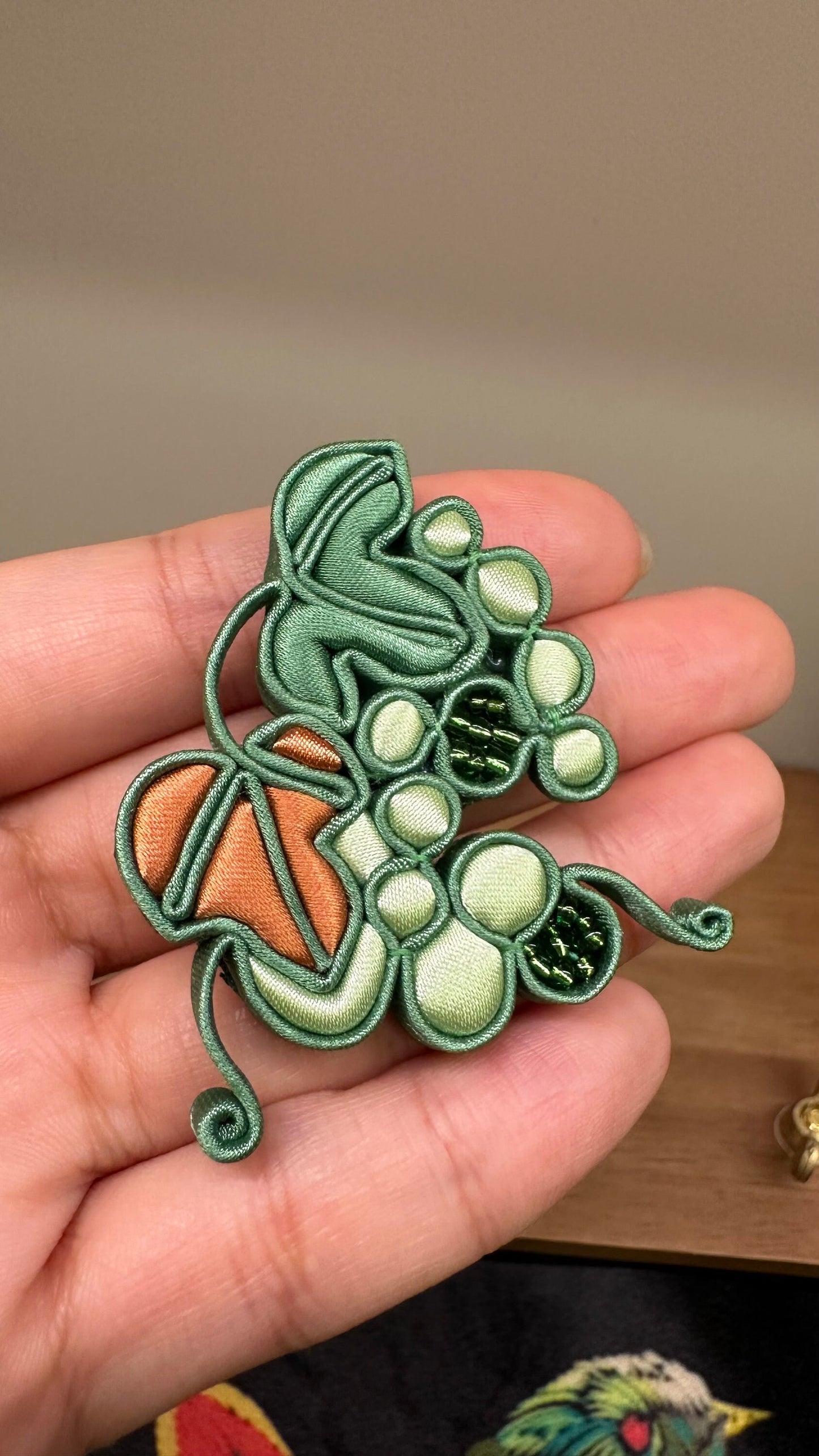 historically authentic handmade Chinese brooch pin | Green grapes and leaf | 槳糊鐵線功花鈕盤扣 Knot Buttons technique | Gift ideas