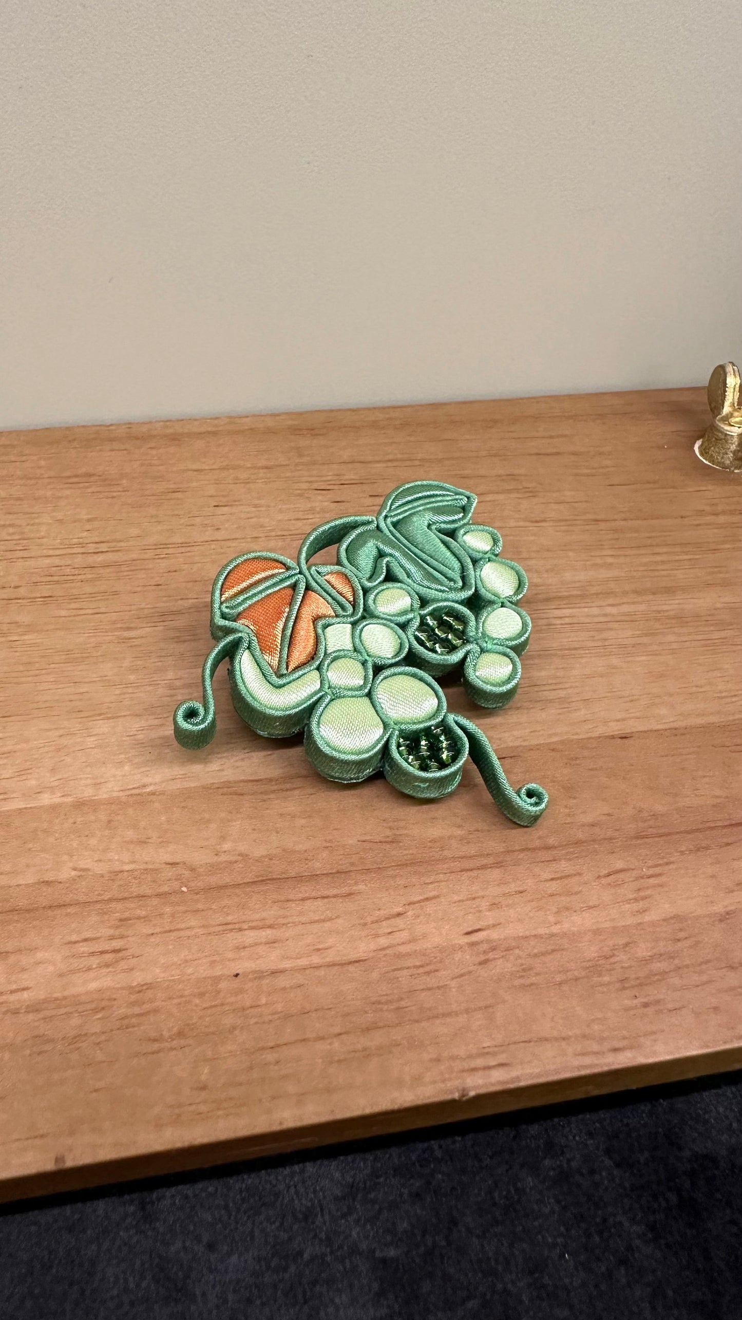 historically authentic handmade Chinese brooch pin | Green grapes and leaf | 槳糊鐵線功花鈕盤扣 Knot Buttons technique | Gift ideas