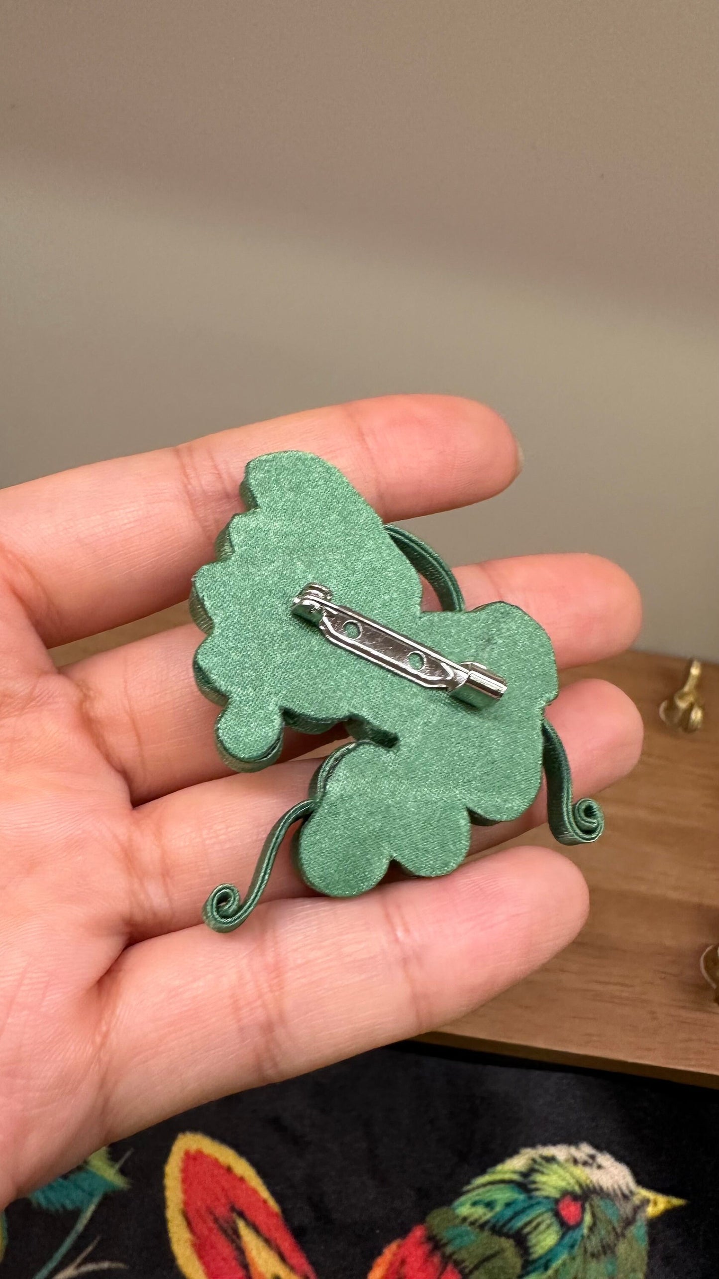 historically authentic handmade Chinese brooch pin | Green grapes and leaf | 槳糊鐵線功花鈕盤扣 Knot Buttons technique | Gift ideas