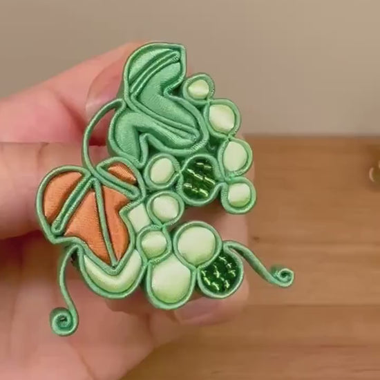 historically authentic handmade Chinese brooch pin | Green grapes and leaf | 槳糊鐵線功花鈕盤扣 Knot Buttons technique | Gift ideas