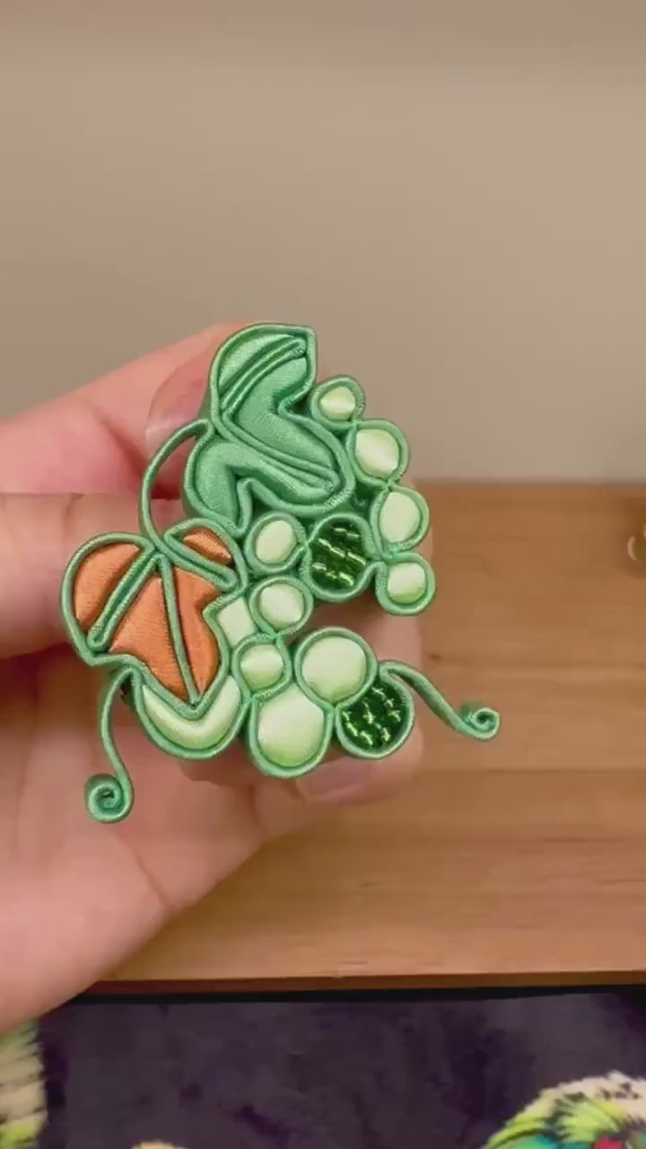 historically authentic handmade Chinese brooch pin | Green grapes and leaf | 槳糊鐵線功花鈕盤扣 Knot Buttons technique | Gift ideas