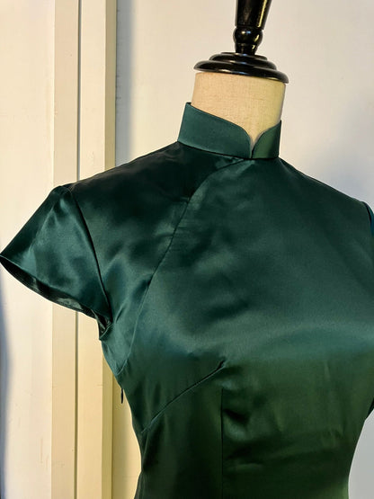 🌲 Emerald Green Silk Satin Cheongsam - 企直啲 Stand Tall D