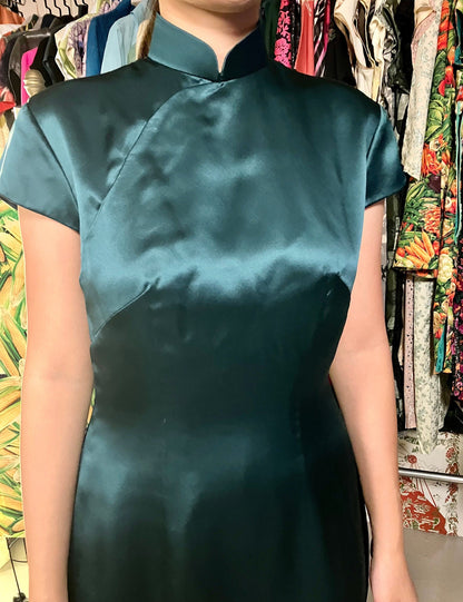 🌲 Emerald Green Silk Satin Cheongsam - 企直啲 Stand Tall D