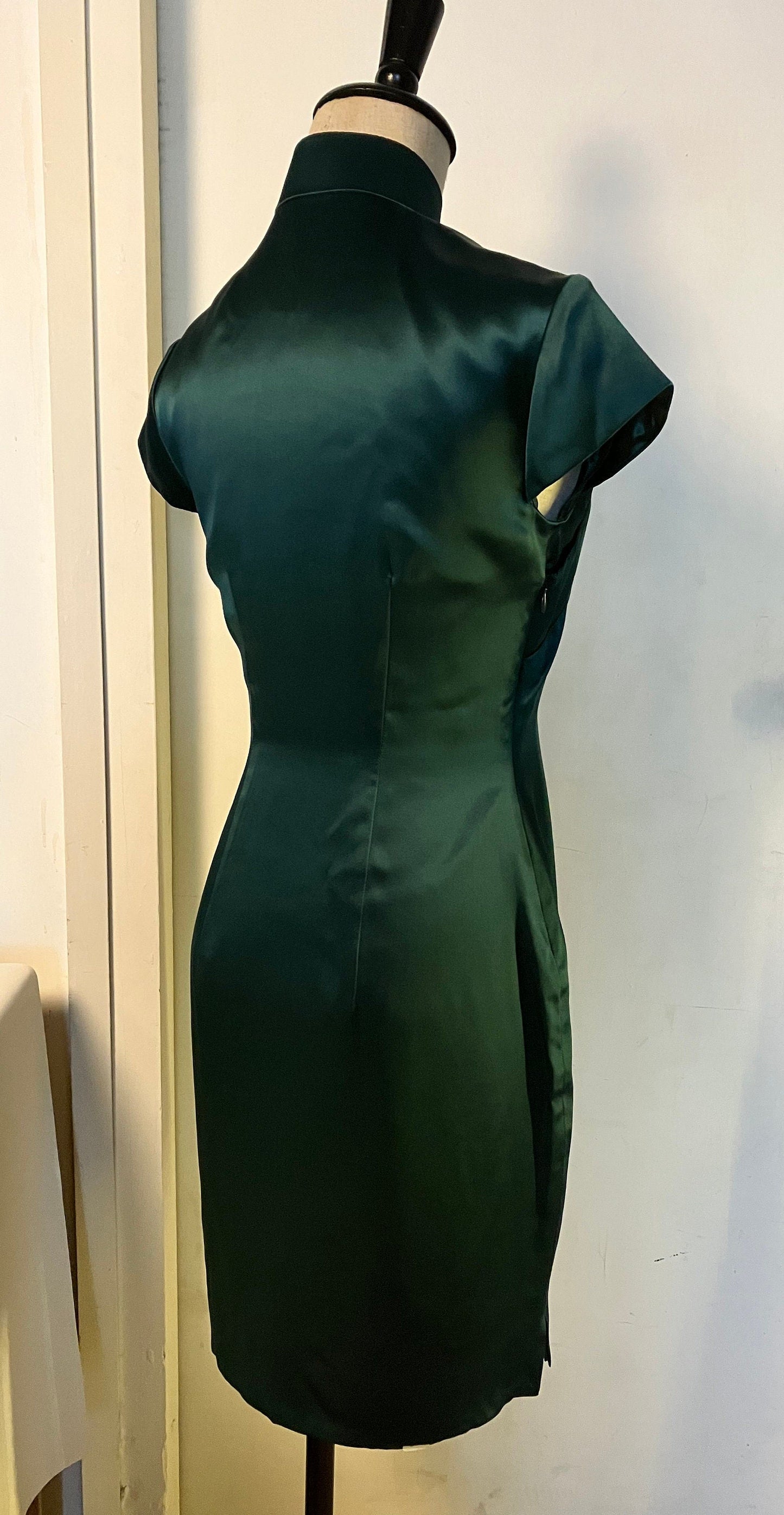 🌲 Emerald Green Silk Satin Cheongsam - 企直啲 Stand Tall D