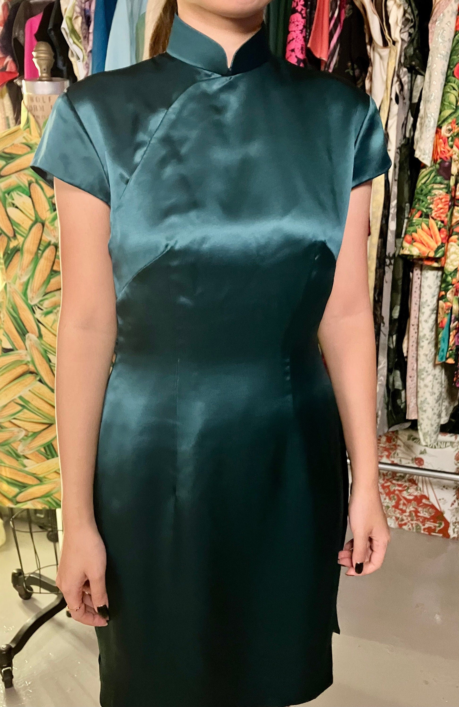 🌲 Emerald Green Silk Satin Cheongsam - 企直啲 Stand Tall D