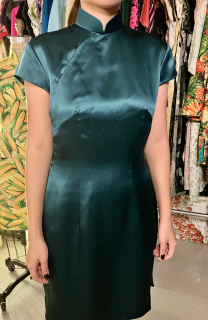 🌲 Emerald Green Silk Satin Cheongsam - 企直啲 Stand Tall D