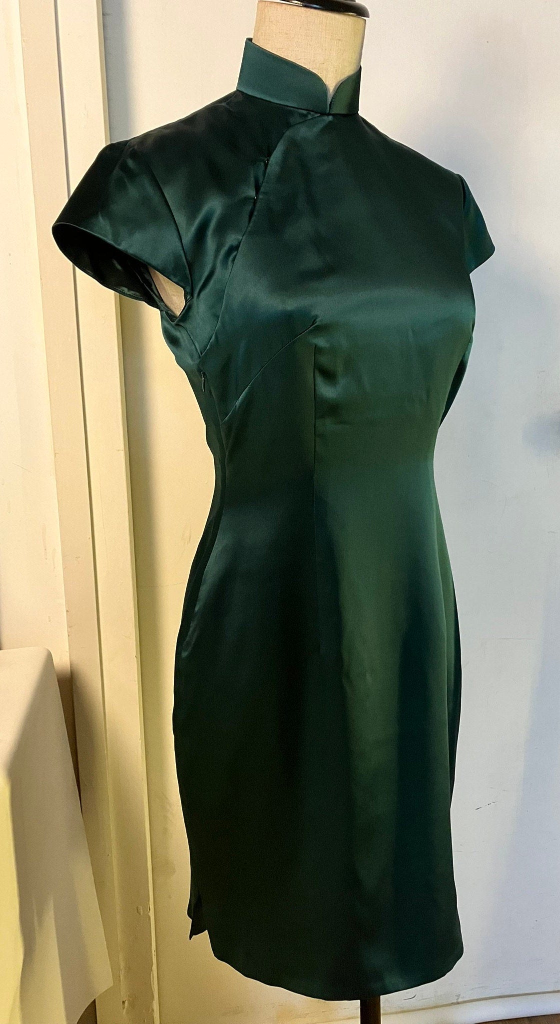 🌲 Emerald Green Silk Satin Cheongsam - 企直啲 Stand Tall D