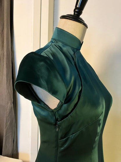 🌲 Emerald Green Silk Satin Cheongsam - 企直啲 Stand Tall D