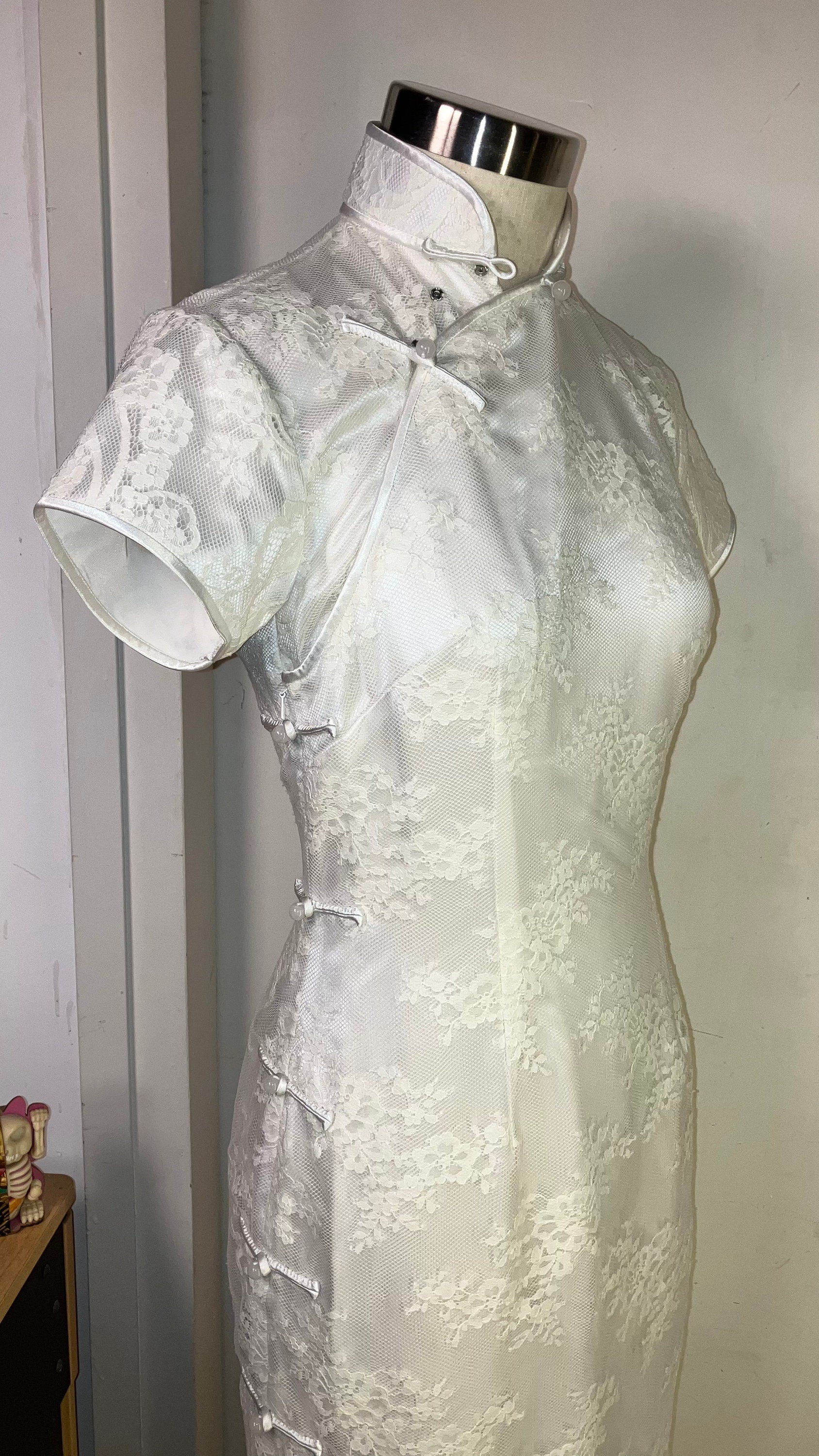 🤍 Floral Embroidery White Lace Cheongsam - 企直啲 Stand Tall D