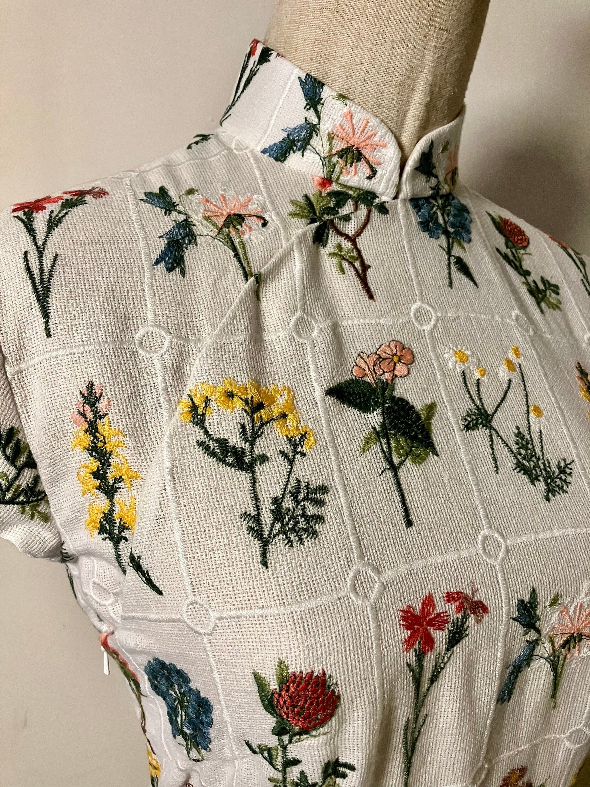 💐 Floral Garden Cotton Embroidery Cheongsam - 企直啲 Stand Tall D