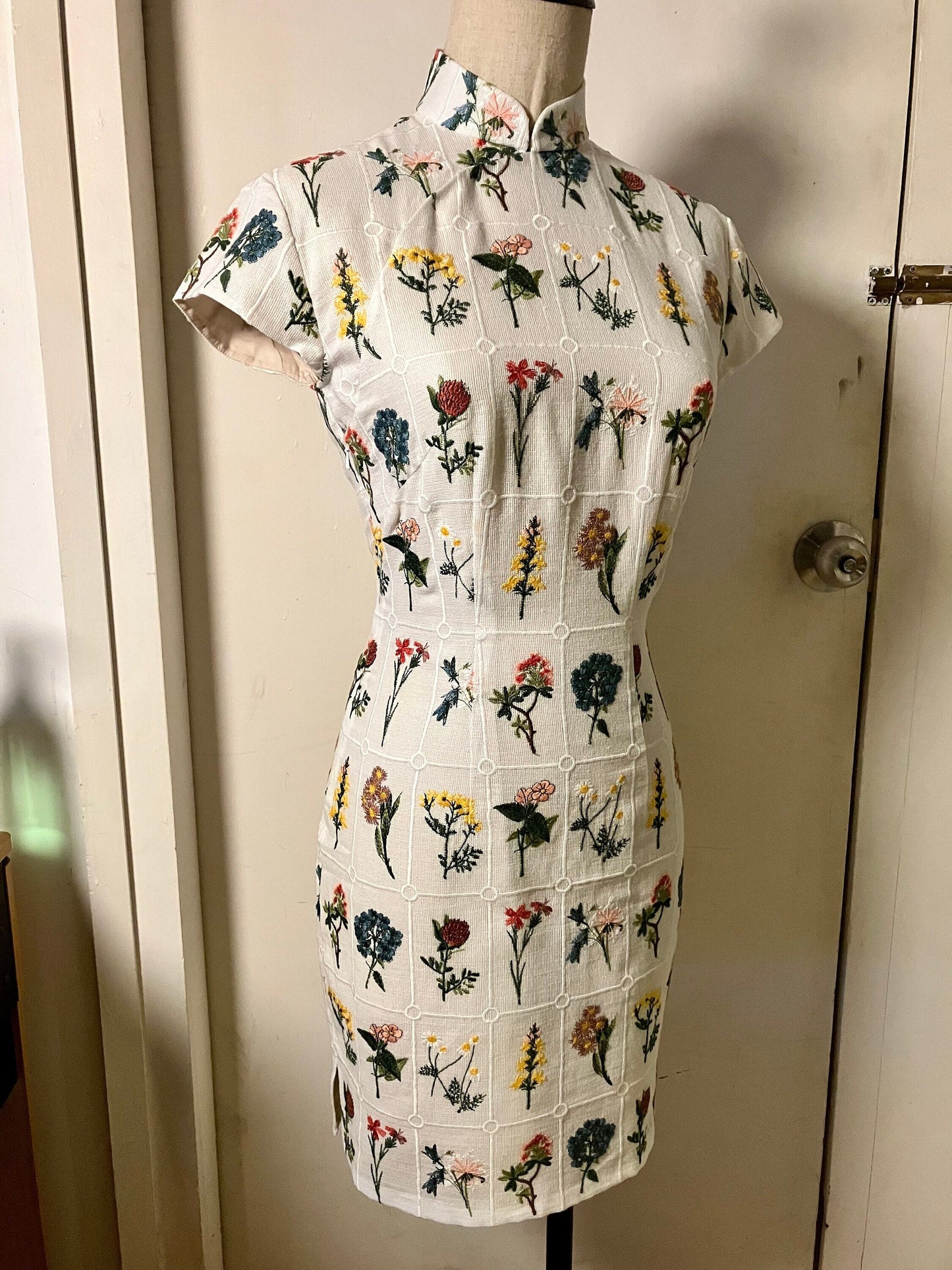 💐 Floral Garden Cotton Embroidery Cheongsam - 企直啲 Stand Tall D