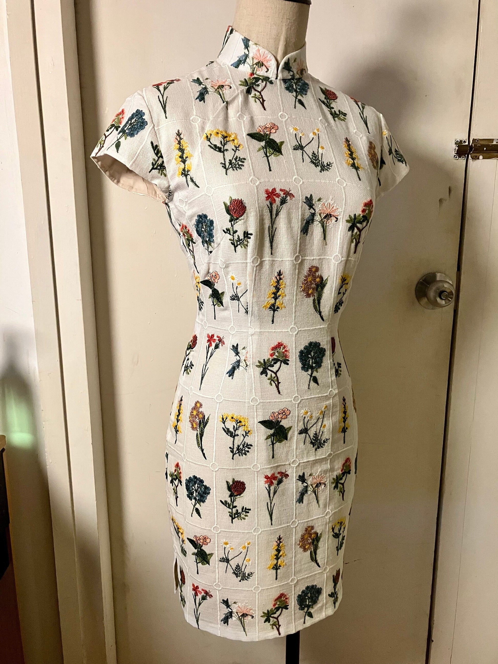 💐 Floral Garden Cotton Embroidery Cheongsam - 企直啲 Stand Tall D