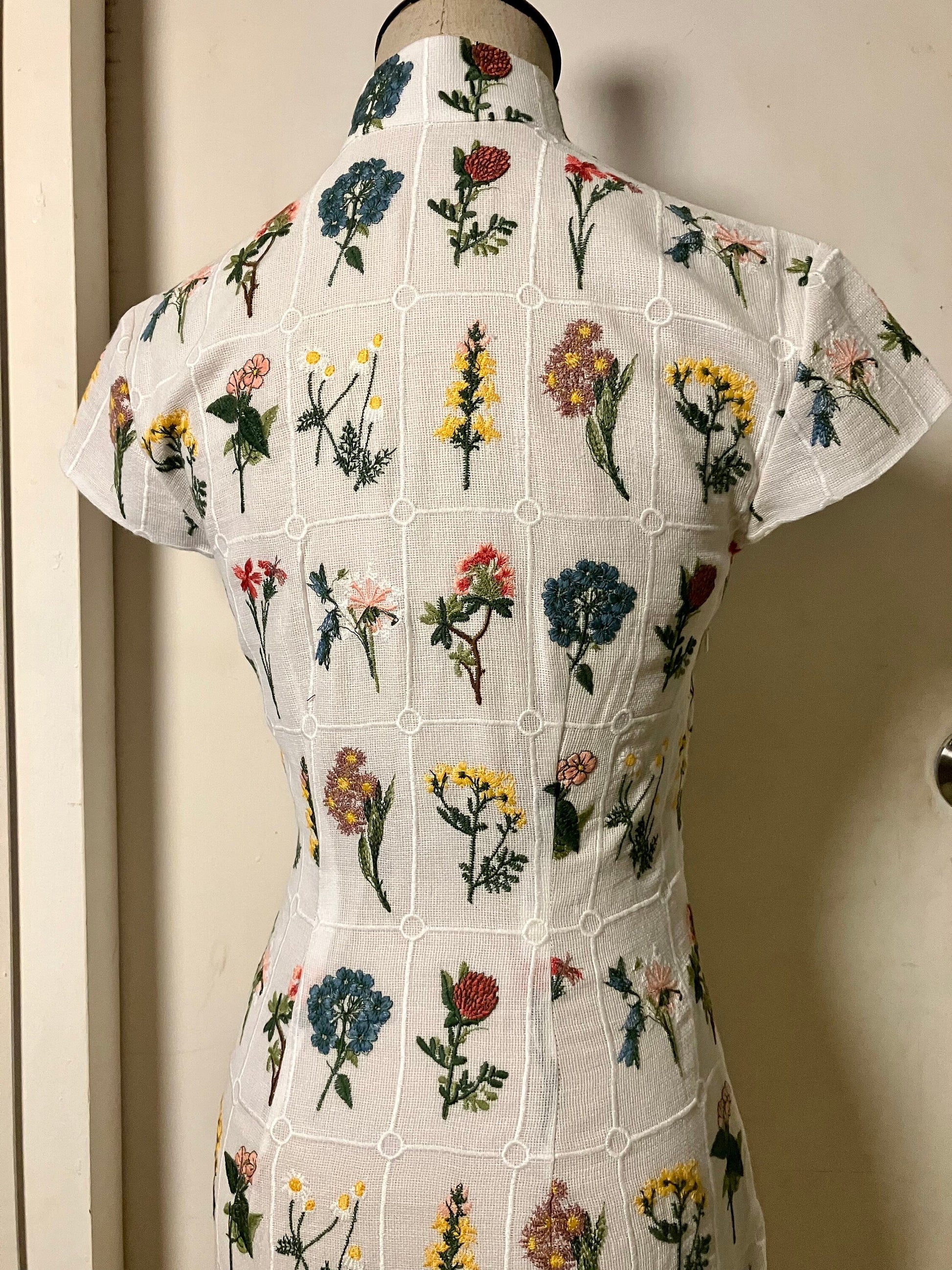 💐 Floral Garden Cotton Embroidery Cheongsam - 企直啲 Stand Tall D