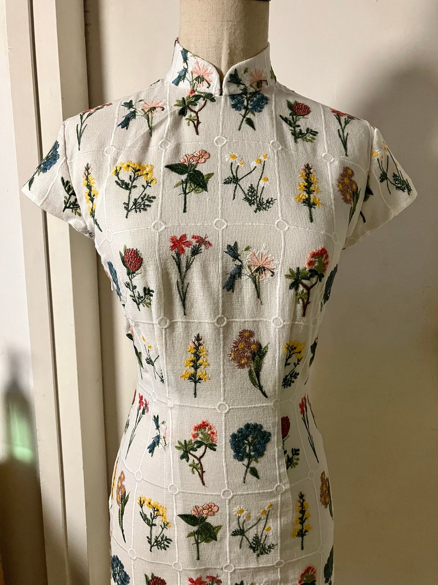 💐 Floral Garden Cotton Embroidery Cheongsam - 企直啲 Stand Tall D