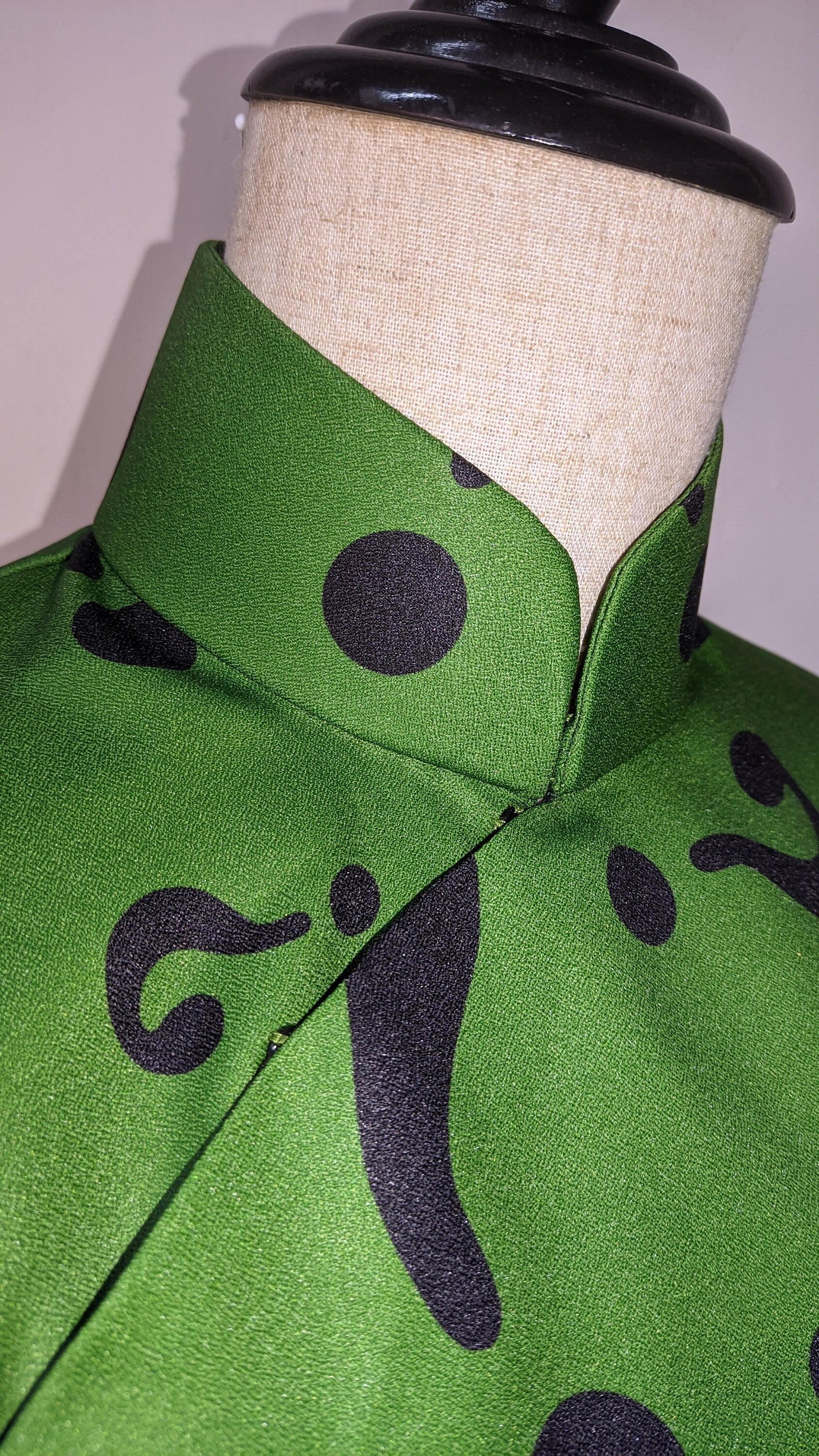 Green Riddle Cheongsam – 企直啲 Stand Tall D