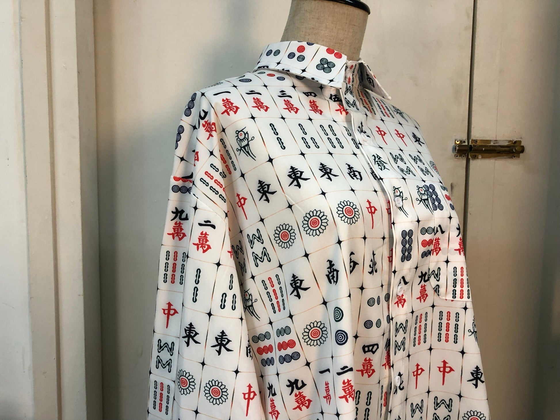 Oversize Long & short Sleeves Mahjong Shirt | BOLD Print on white , Unisex | Mah-Jongg lover perfect gift 熱愛麻雀中發白 - 企直啲 Stand Tall D