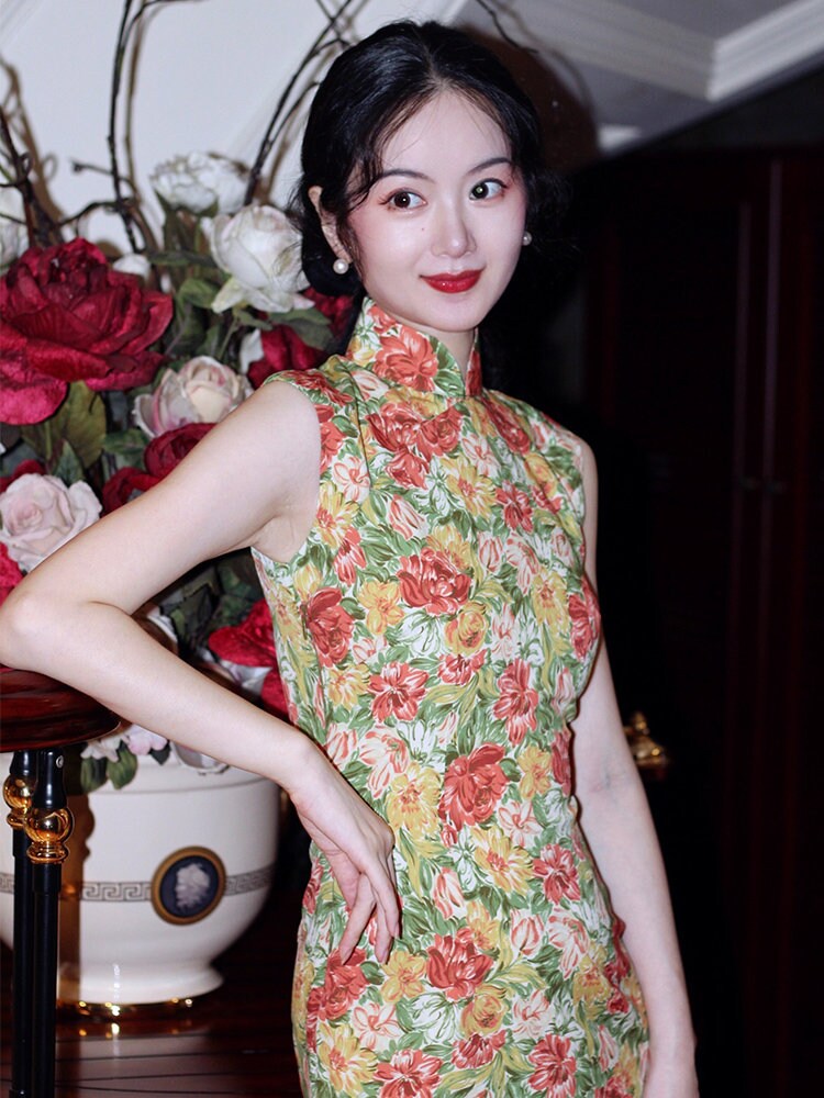 Cheongsam Dress (1960s) Hong Kong Style | Red Yellow flowers on green garden oil painting Floral printed Chiffon [ Historical inspiration ] - 企直啲 Stand Tall D