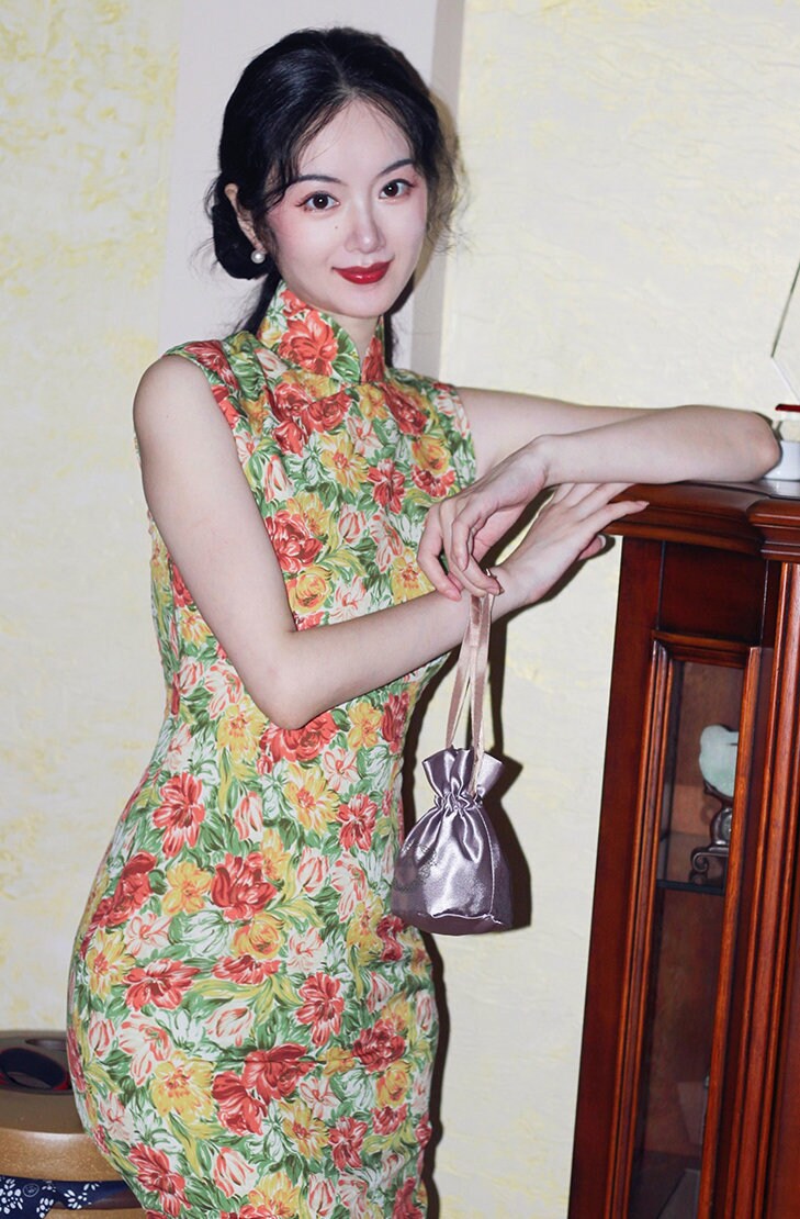 Cheongsam Dress (1960s) Hong Kong Style | Red Yellow flowers on green garden oil painting Floral printed Chiffon [ Historical inspiration ] - 企直啲 Stand Tall D