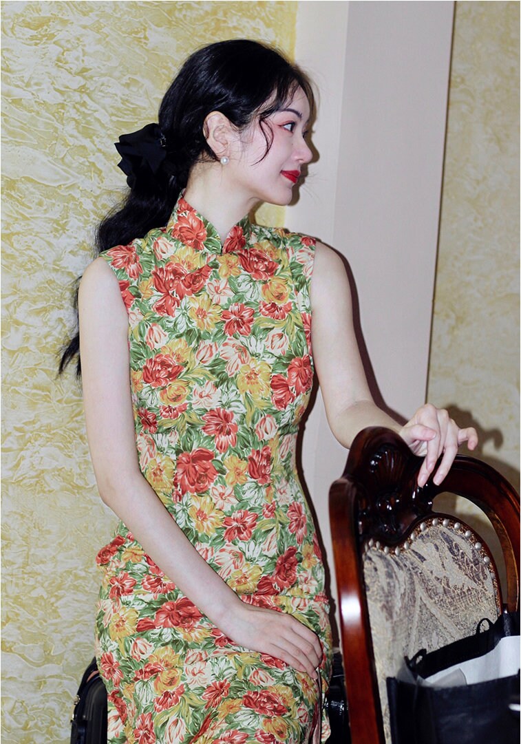 Cheongsam Dress (1960s) Hong Kong Style | Red Yellow flowers on green garden oil painting Floral printed Chiffon [ Historical inspiration ] - 企直啲 Stand Tall D