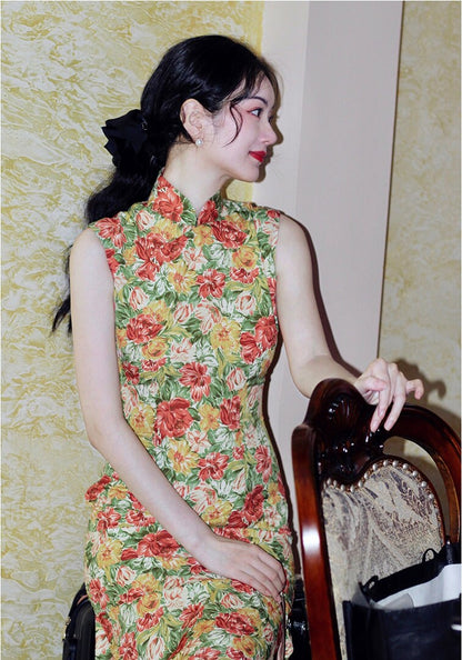 Cheongsam Dress (1960s) Hong Kong Style | Red Yellow flowers on green garden oil painting Floral printed Chiffon [ Historical inspiration ] - 企直啲 Stand Tall D