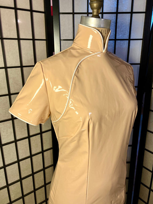 Custom Tailor Made》Shiny Stretch wet look Vinyl PU CheongSam｜nude beige｜Mistress BDSM Latex inspired PVC faux leather｜Fetish Qipao dress - 企直啲 Stand Tall D