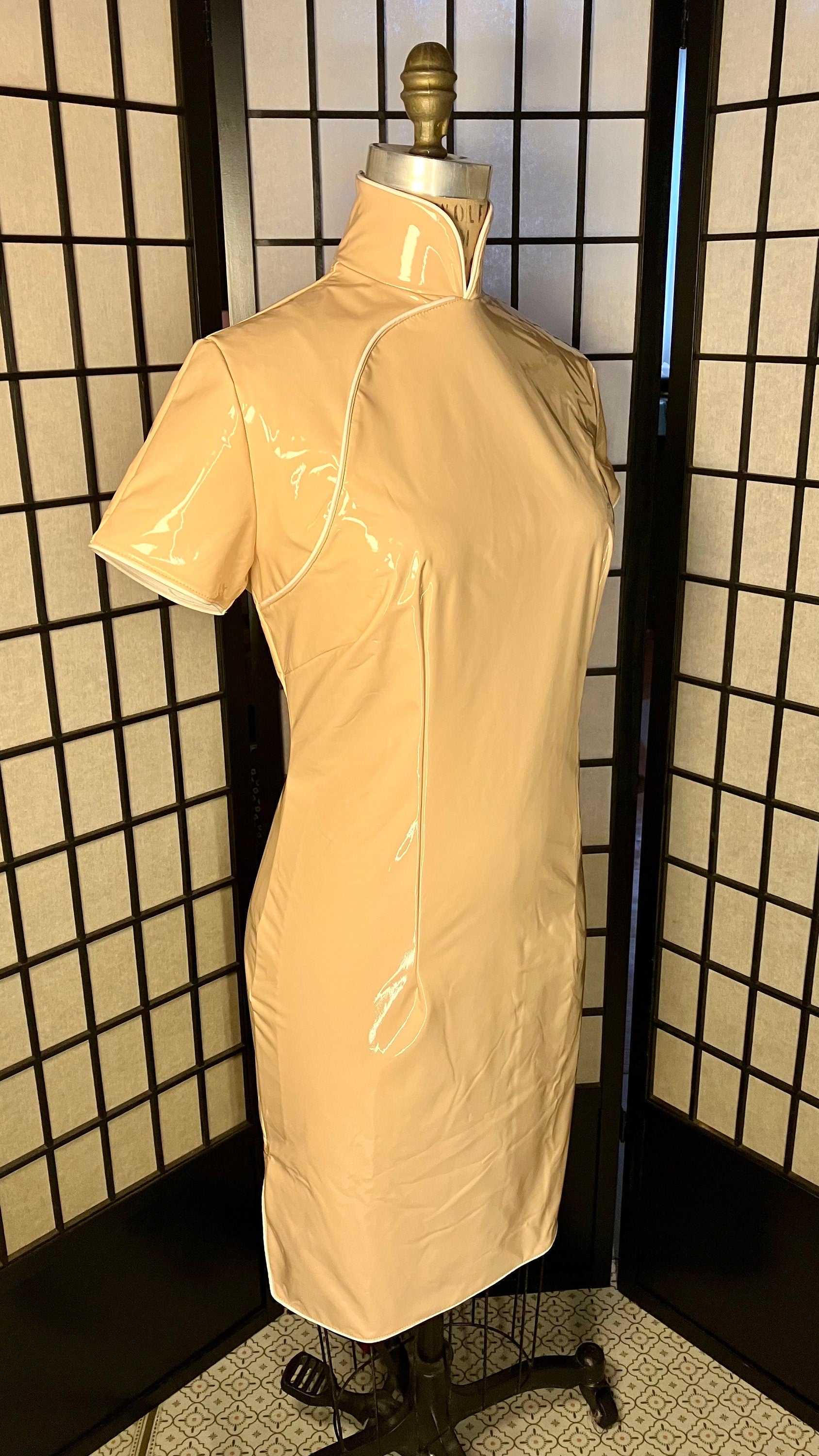 Custom Tailor Made》Shiny Stretch wet look Vinyl PU CheongSam｜nude beige｜Mistress BDSM Latex inspired PVC faux leather｜Fetish Qipao dress - 企直啲 Stand Tall D