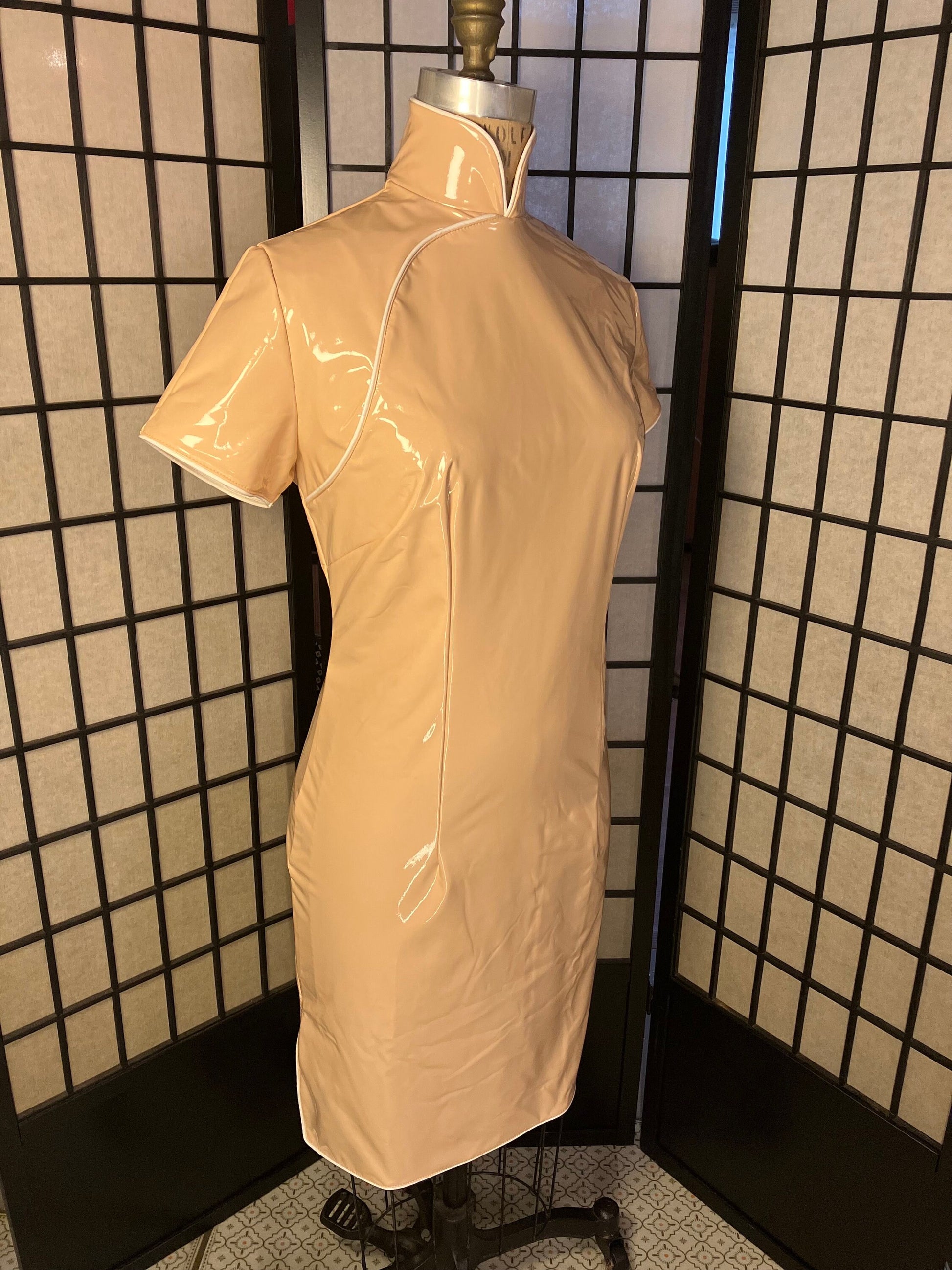 Custom Tailor Made》Shiny Stretch wet look Vinyl PU CheongSam｜nude beige｜Mistress BDSM Latex inspired PVC faux leather｜Fetish Qipao dress - 企直啲 Stand Tall D