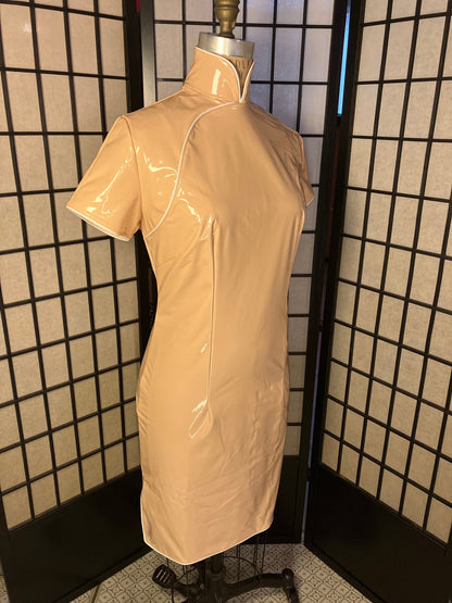 Custom Tailor Made》Shiny Stretch wet look Vinyl PU CheongSam｜nude beige｜Mistress BDSM Latex inspired PVC faux leather｜Fetish Qipao dress - 企直啲 Stand Tall D